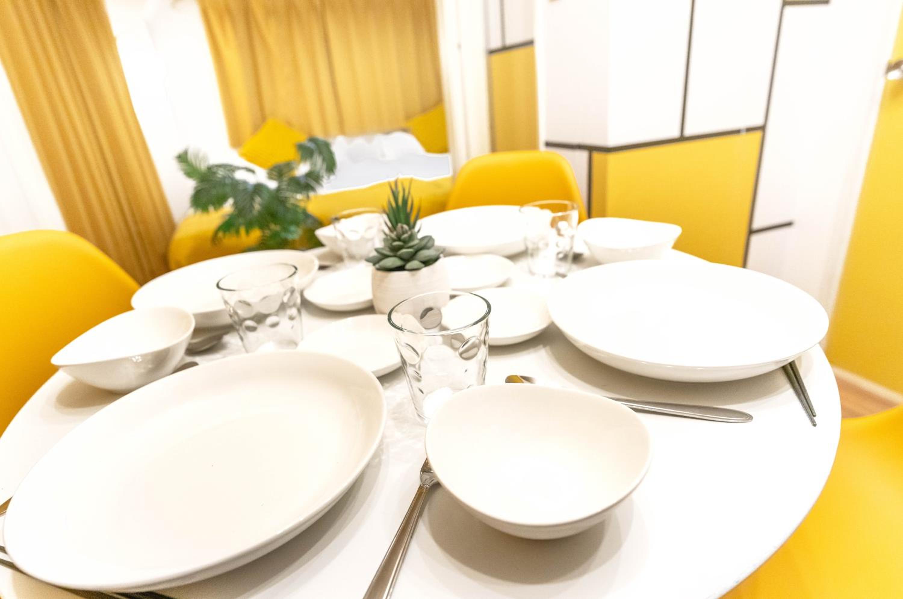 LEON RESORT HOTEL Max 9 people 3 min taxi Ikebukuro Station Tiffany Blue yellow Room 最大9名 池袋