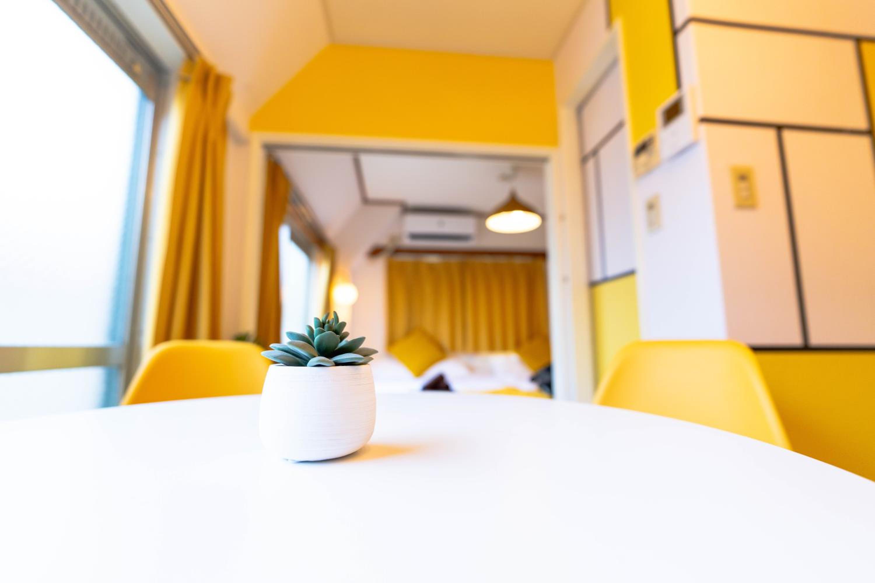 LEON RESORT HOTEL Max 9 people 3 min taxi Ikebukuro Station Tiffany Blue yellow Room 最大9名 池袋