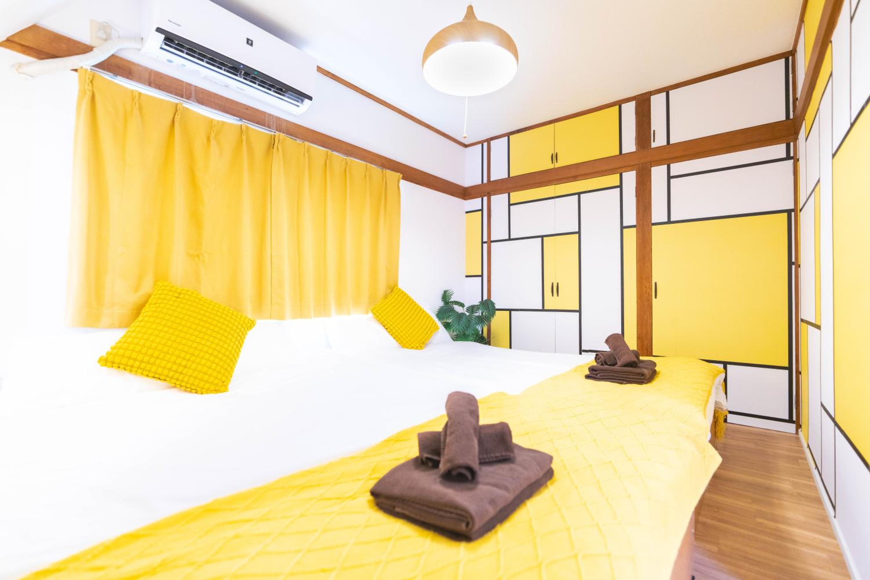LEON RESORT HOTEL Max 9 people 3 min taxi Ikebukuro Station Tiffany Blue yellow Room 最大9名 池袋