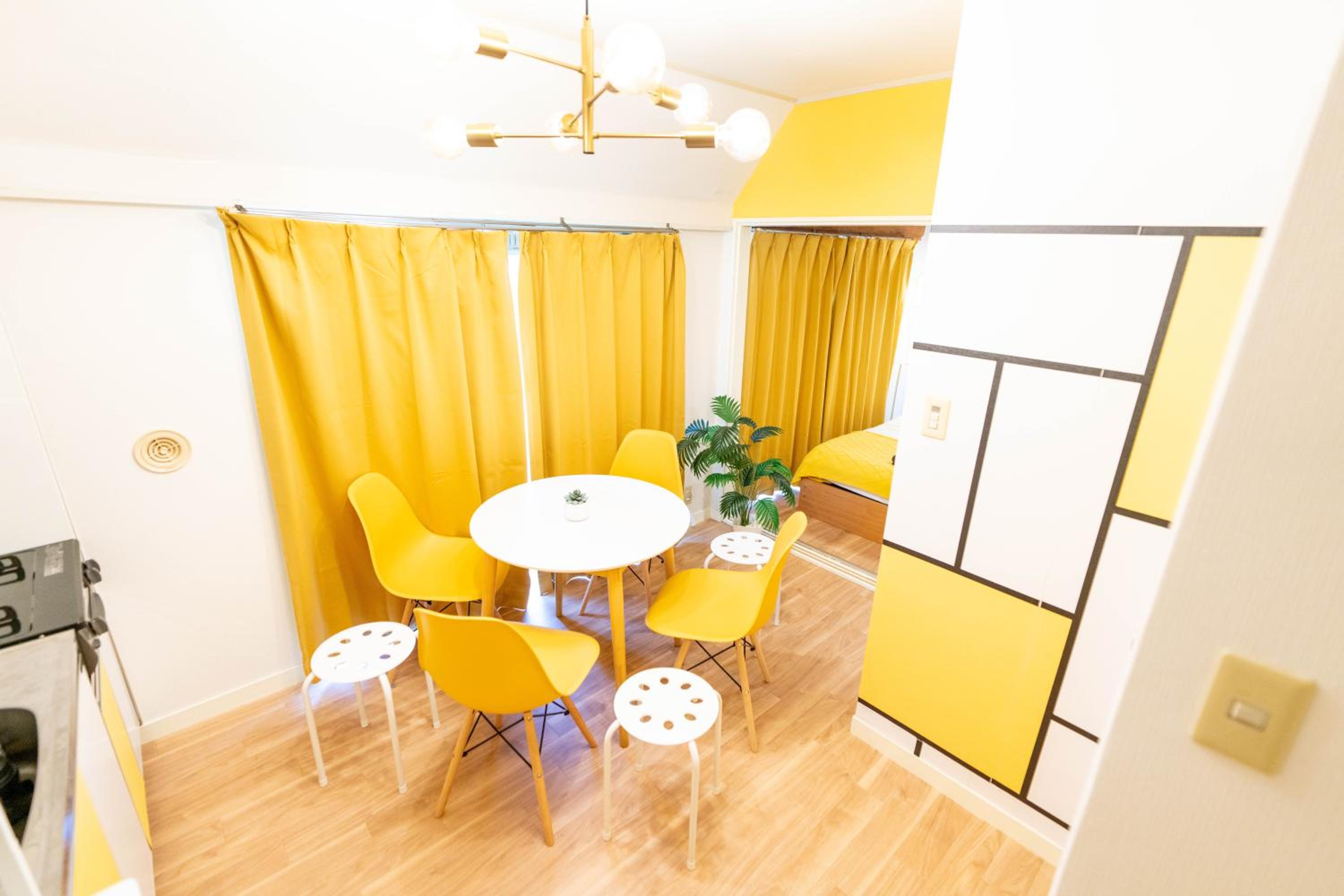 LEON RESORT HOTEL Max 9 people 3 min taxi Ikebukuro Station Tiffany Blue yellow Room 最大9名 池袋