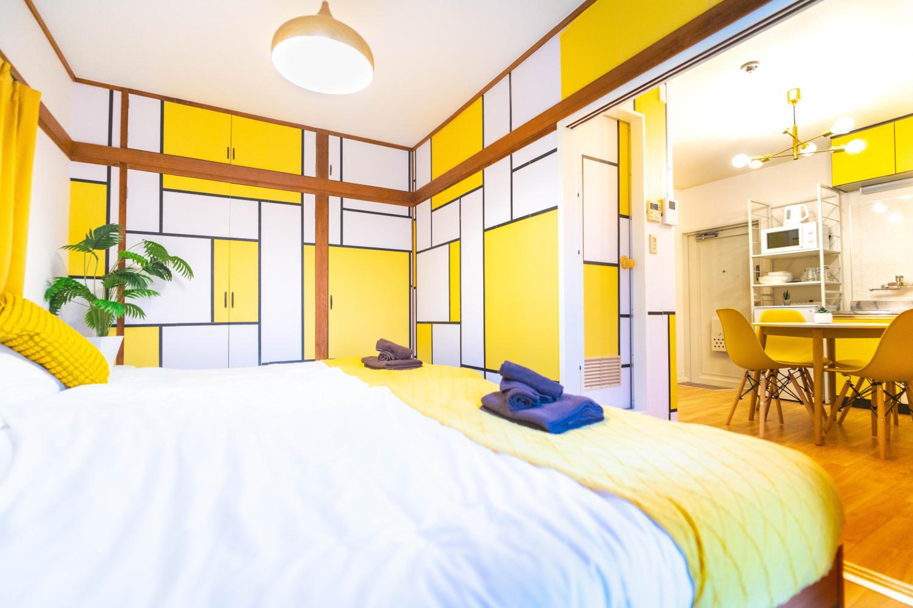 LEON RESORT HOTEL Max 9 people 3 min taxi Ikebukuro Station Tiffany Blue yellow Room 最大9名 池袋