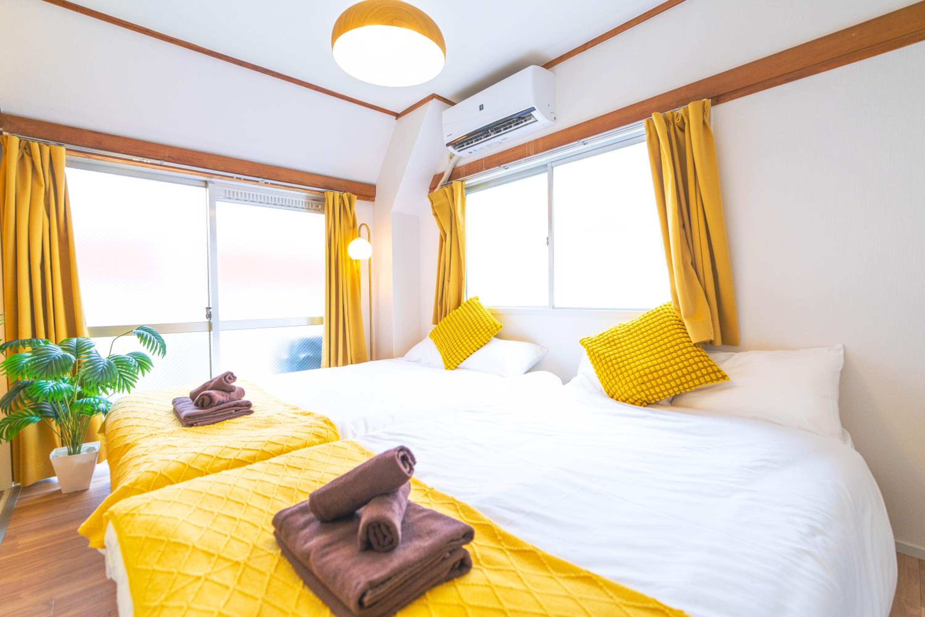 LEON RESORT HOTEL Max 9 people 3 min taxi Ikebukuro Station Tiffany Blue yellow Room 最大9名 池袋