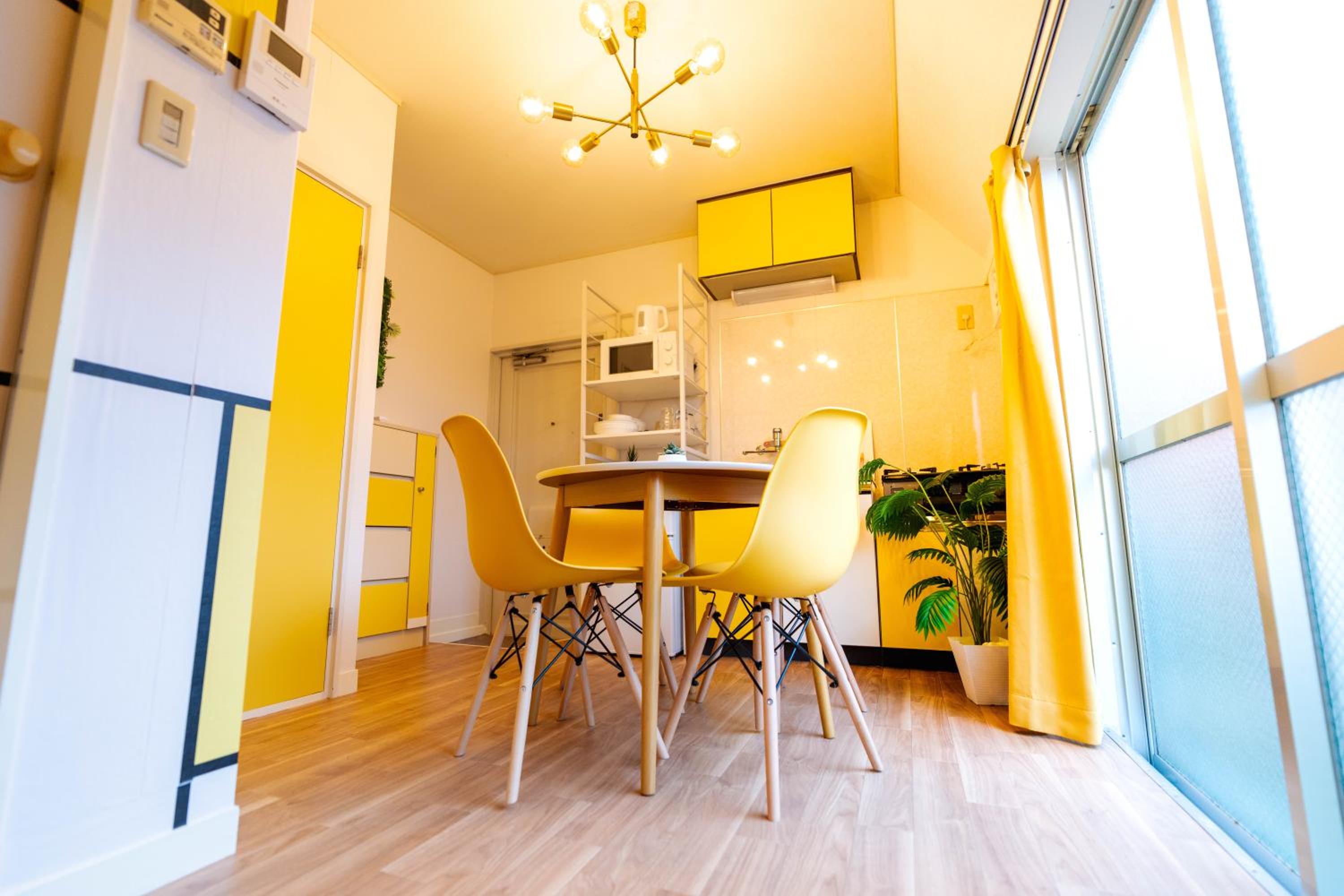 LEON RESORT HOTEL Max 9 people 3 min taxi Ikebukuro Station Tiffany Blue yellow Room 最大9名 池袋