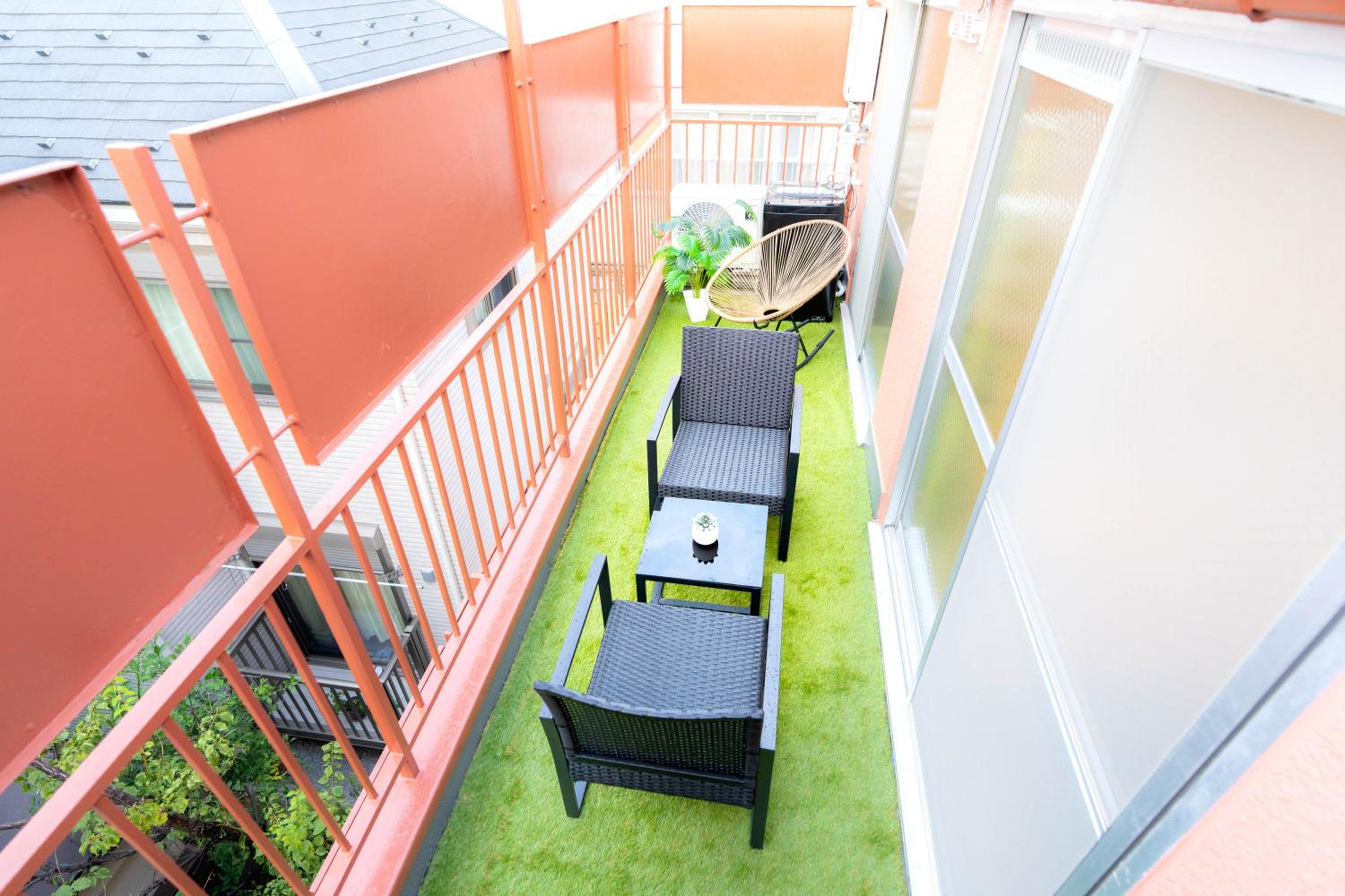LEON RESORT HOTEL Max 9 people 3 min taxi Ikebukuro Station Tiffany Blue yellow Room 最大9名 池袋