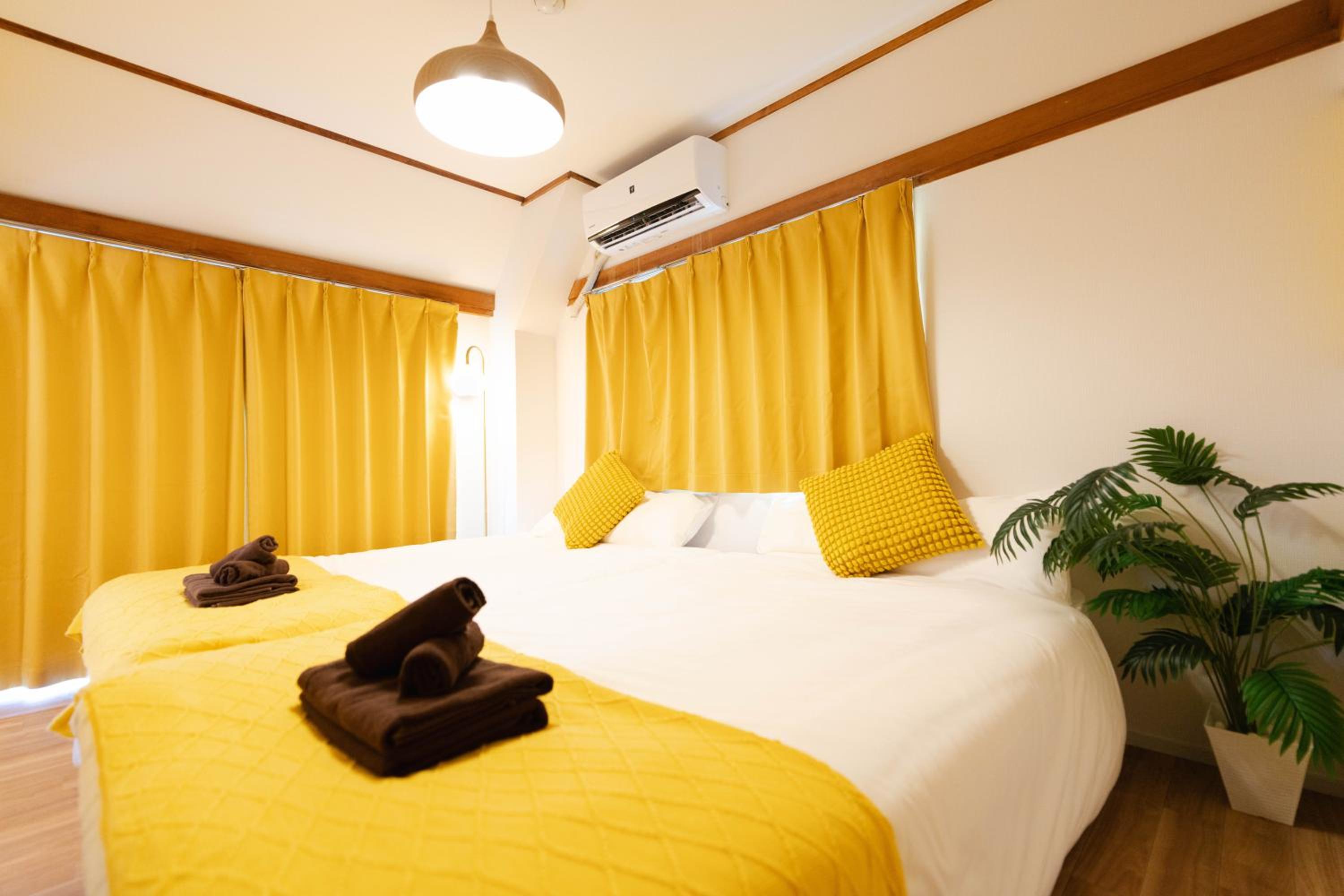 LEON RESORT HOTEL Max 9 people 3 min taxi Ikebukuro Station Tiffany Blue yellow Room 最大9名 池袋