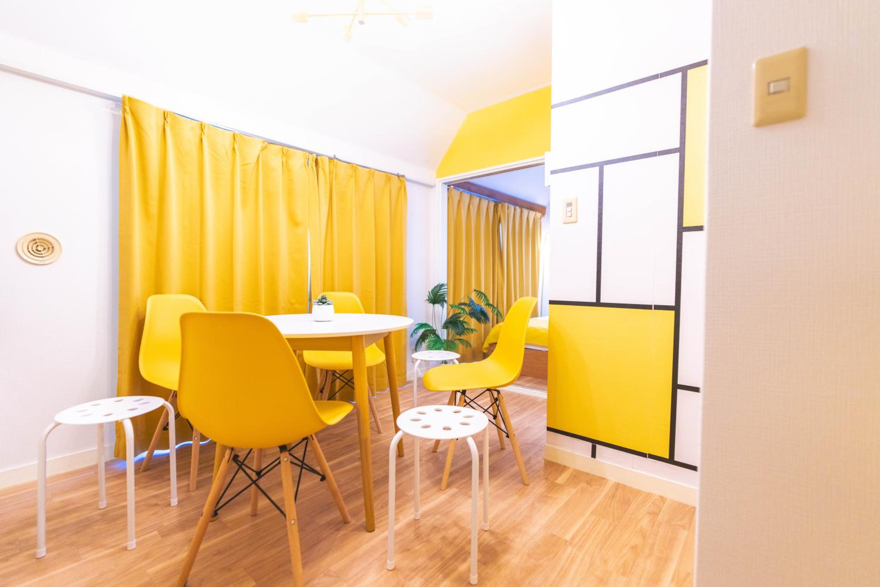 LEON RESORT HOTEL Max 9 people 3 min taxi Ikebukuro Station Tiffany Blue yellow Room 最大9名 池袋