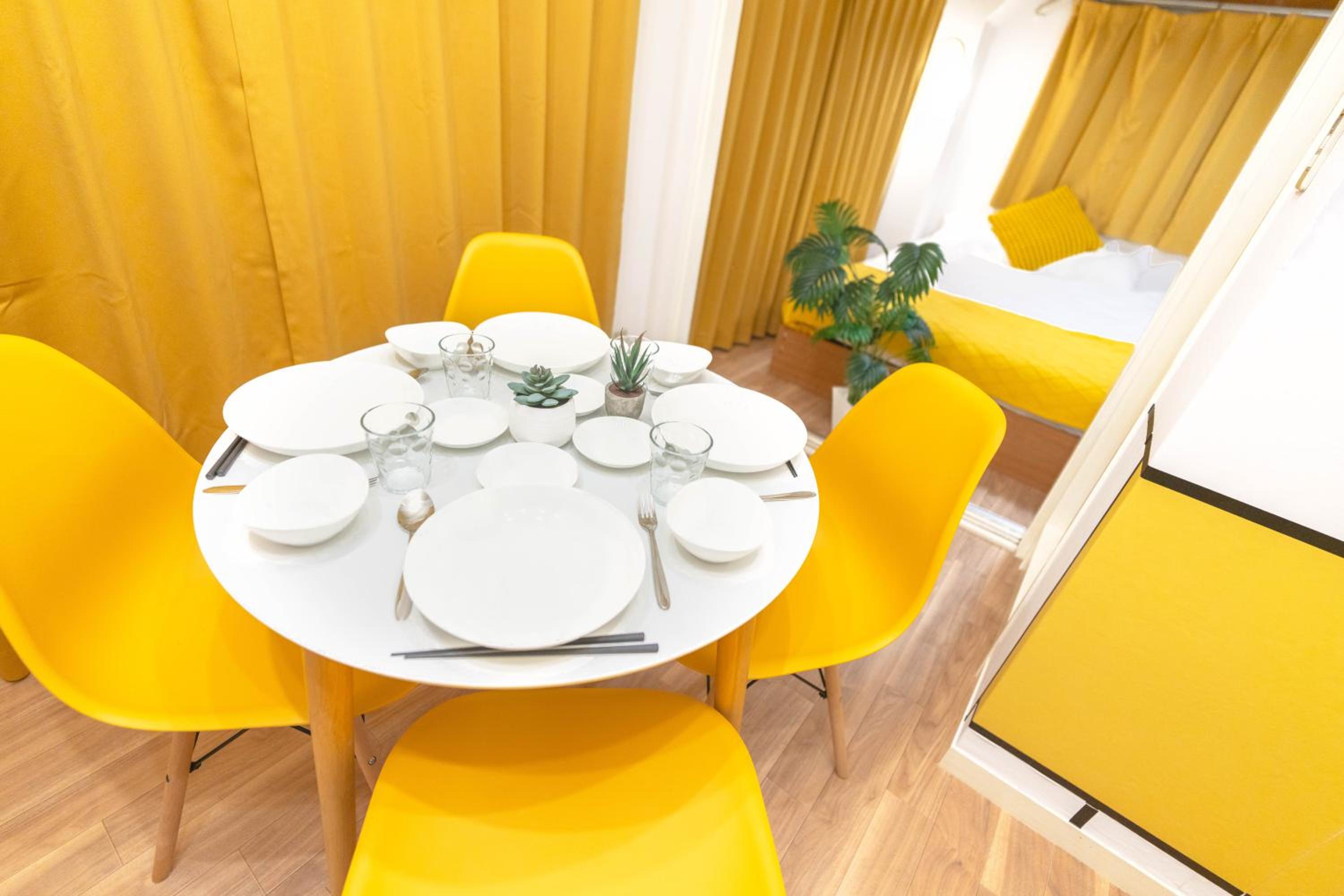 LEON RESORT HOTEL Max 9 people 3 min taxi Ikebukuro Station Tiffany Blue yellow Room 最大9名 池袋