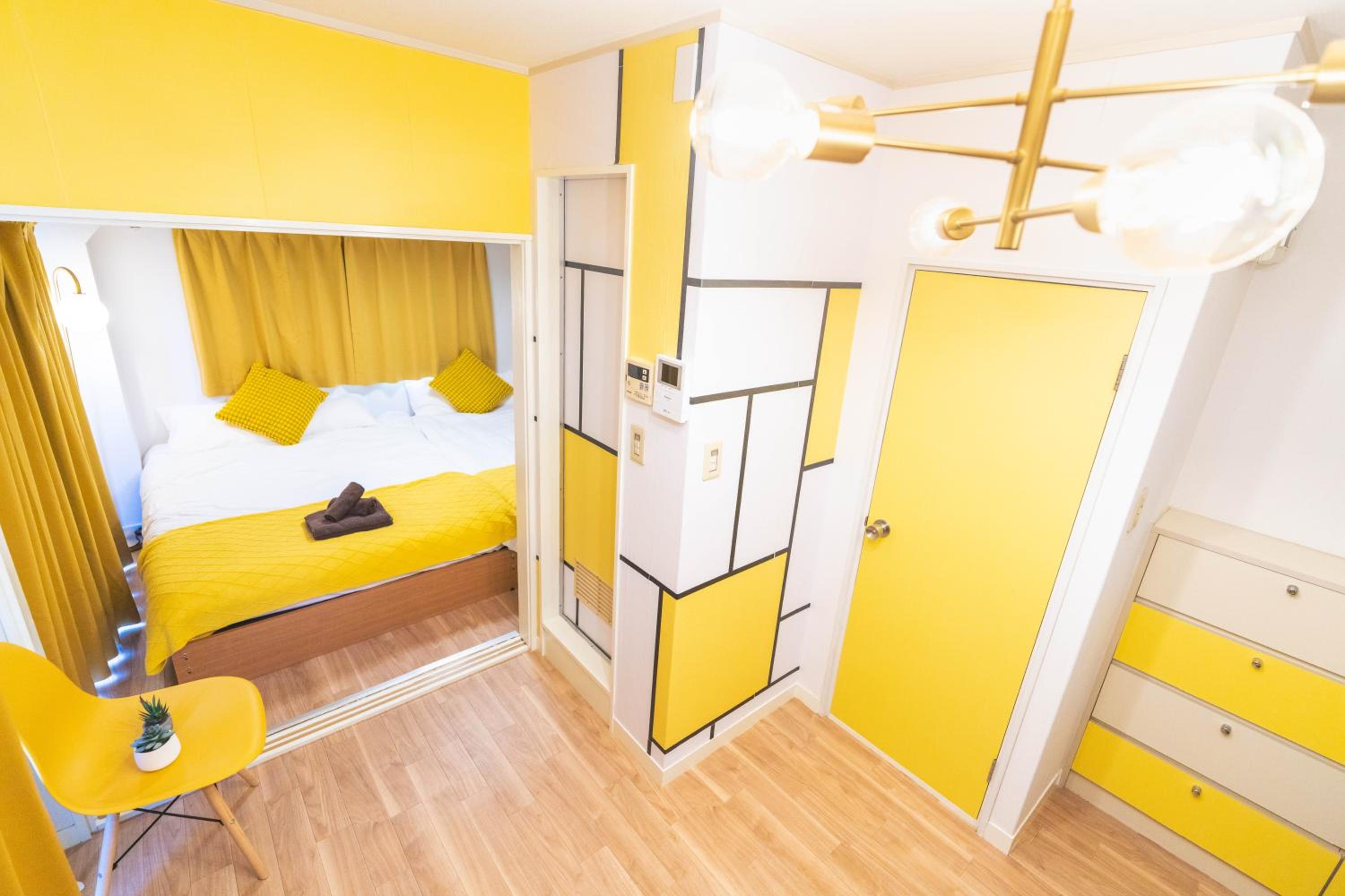 LEON RESORT HOTEL Max 9 people 3 min taxi Ikebukuro Station Tiffany Blue yellow Room 最大9名 池袋