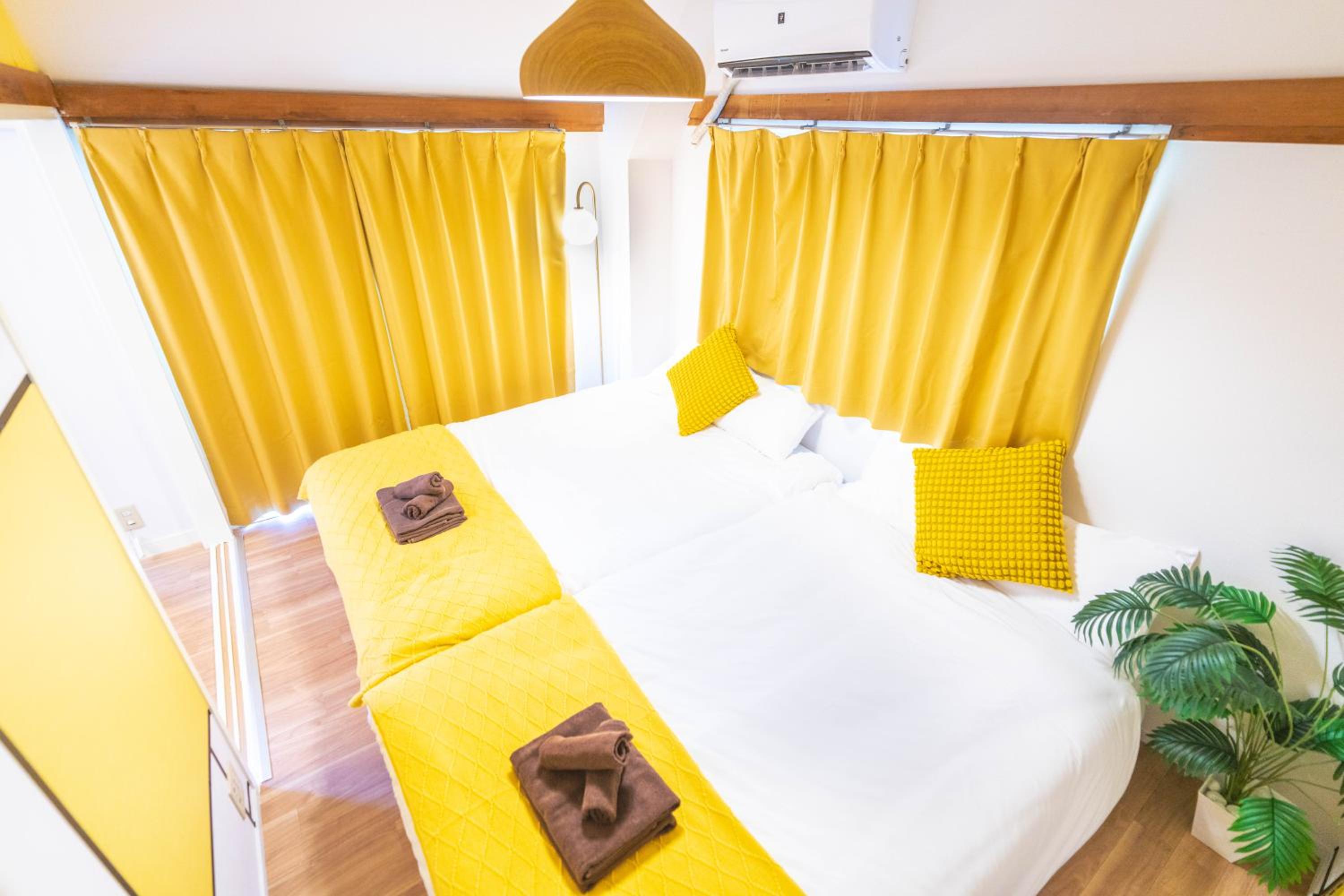 LEON RESORT HOTEL Max 9 people 3 min taxi Ikebukuro Station Tiffany Blue yellow Room 最大9名 池袋