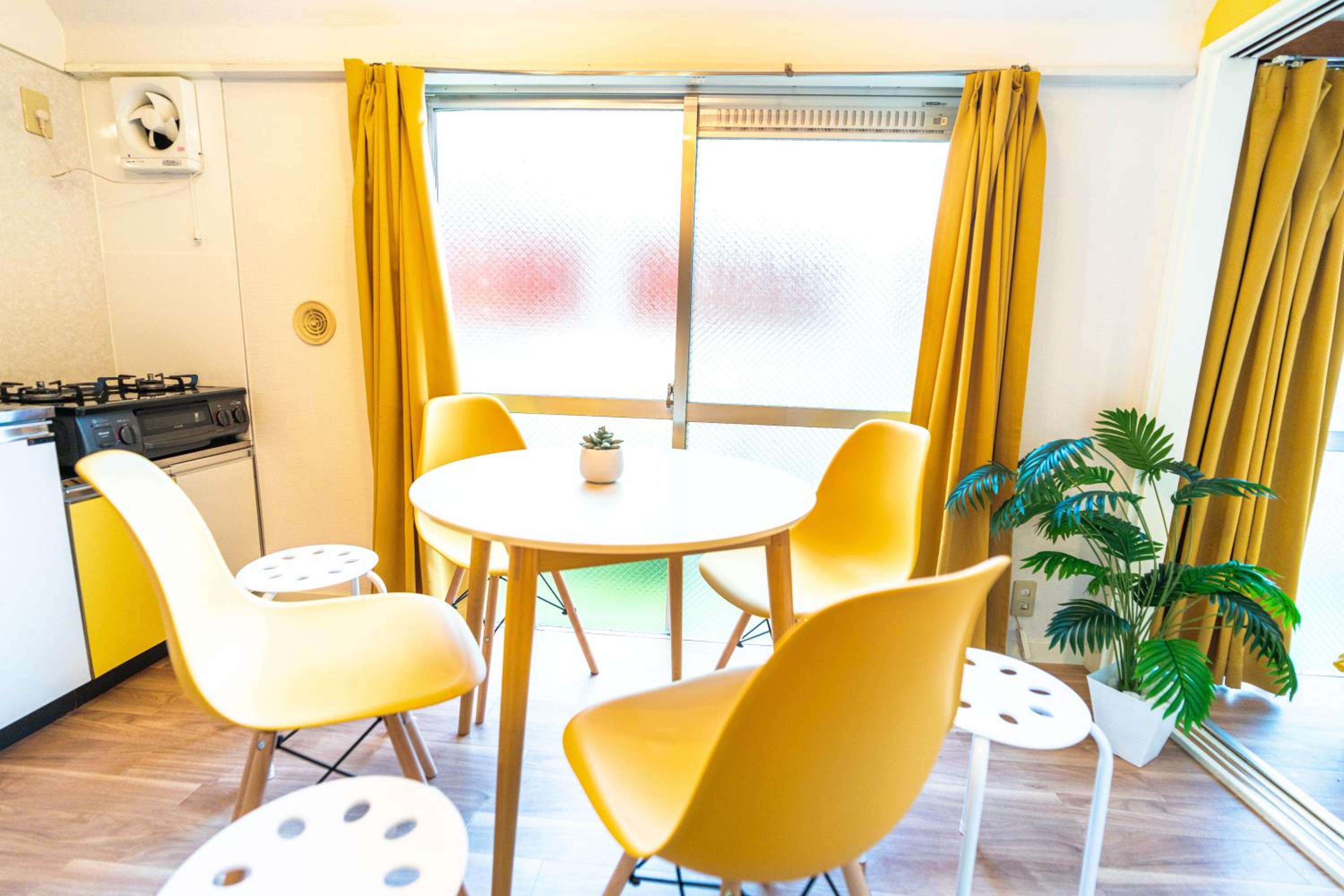 LEON RESORT HOTEL Max 9 people 3 min taxi Ikebukuro Station Tiffany Blue yellow Room 最大9名 池袋