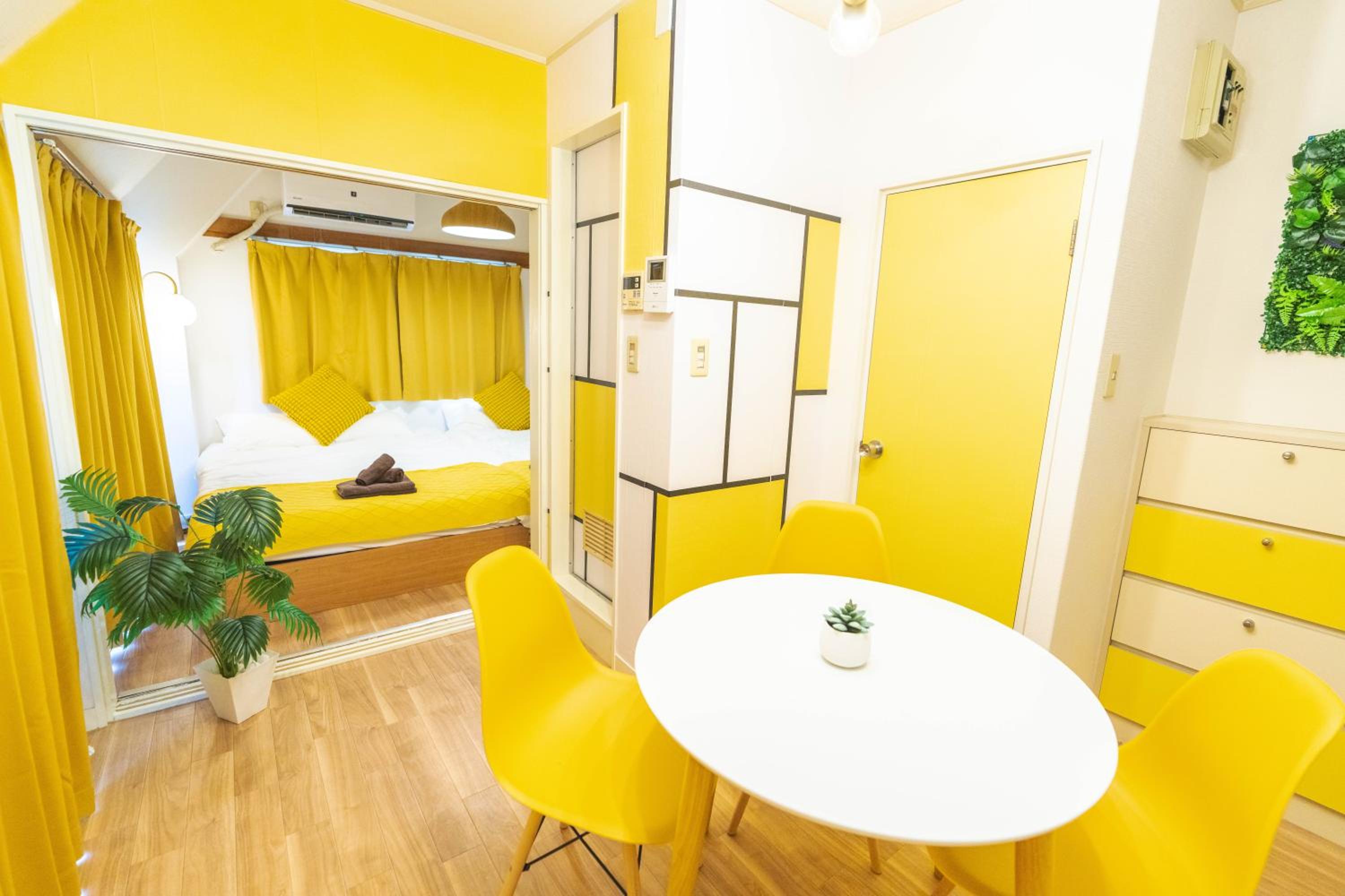 LEON RESORT HOTEL Max 9 people 3 min taxi Ikebukuro Station Tiffany Blue yellow Room 最大9名 池袋