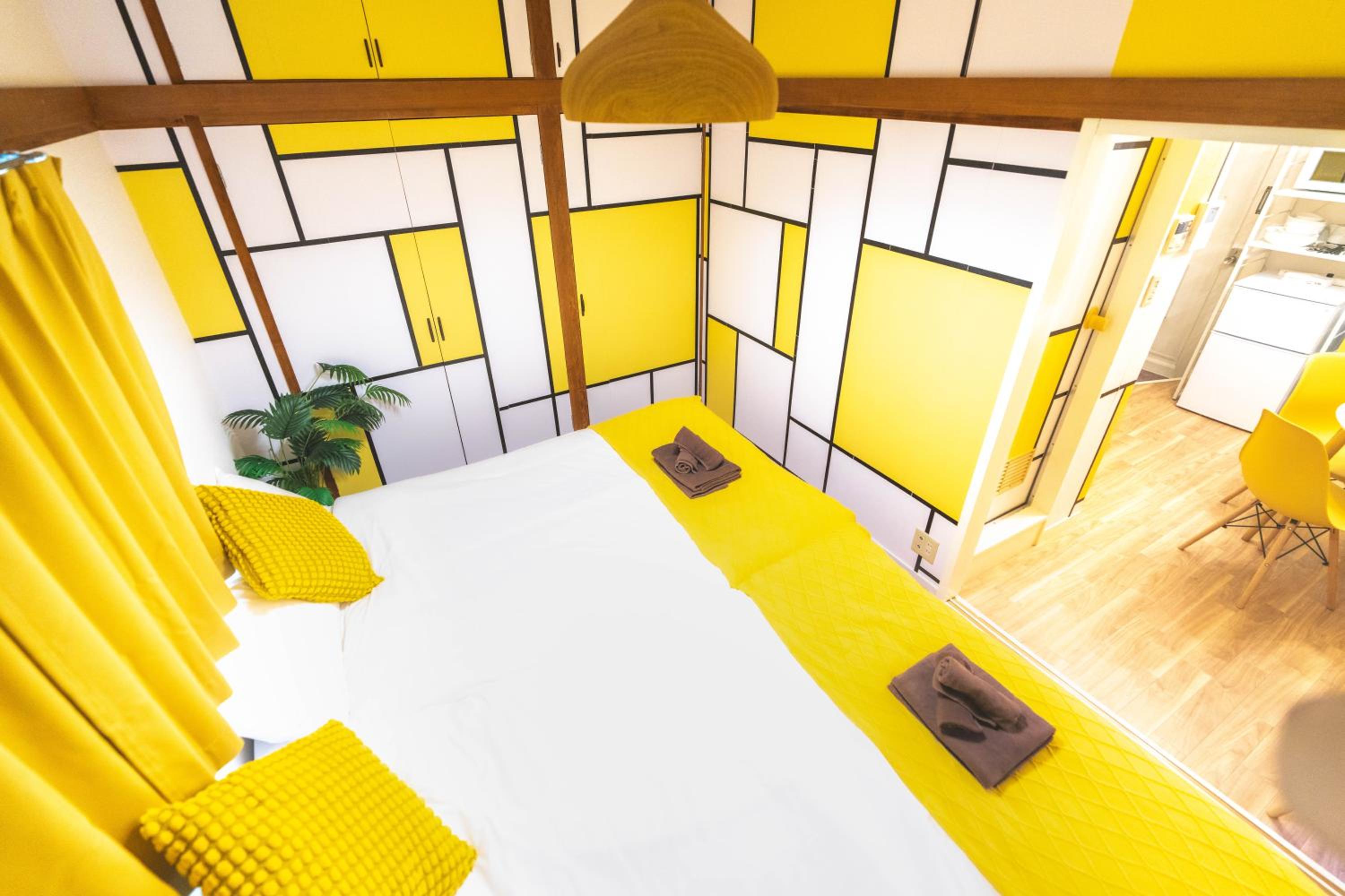 LEON RESORT HOTEL Max 9 people 3 min taxi Ikebukuro Station Tiffany Blue yellow Room 最大9名 池袋