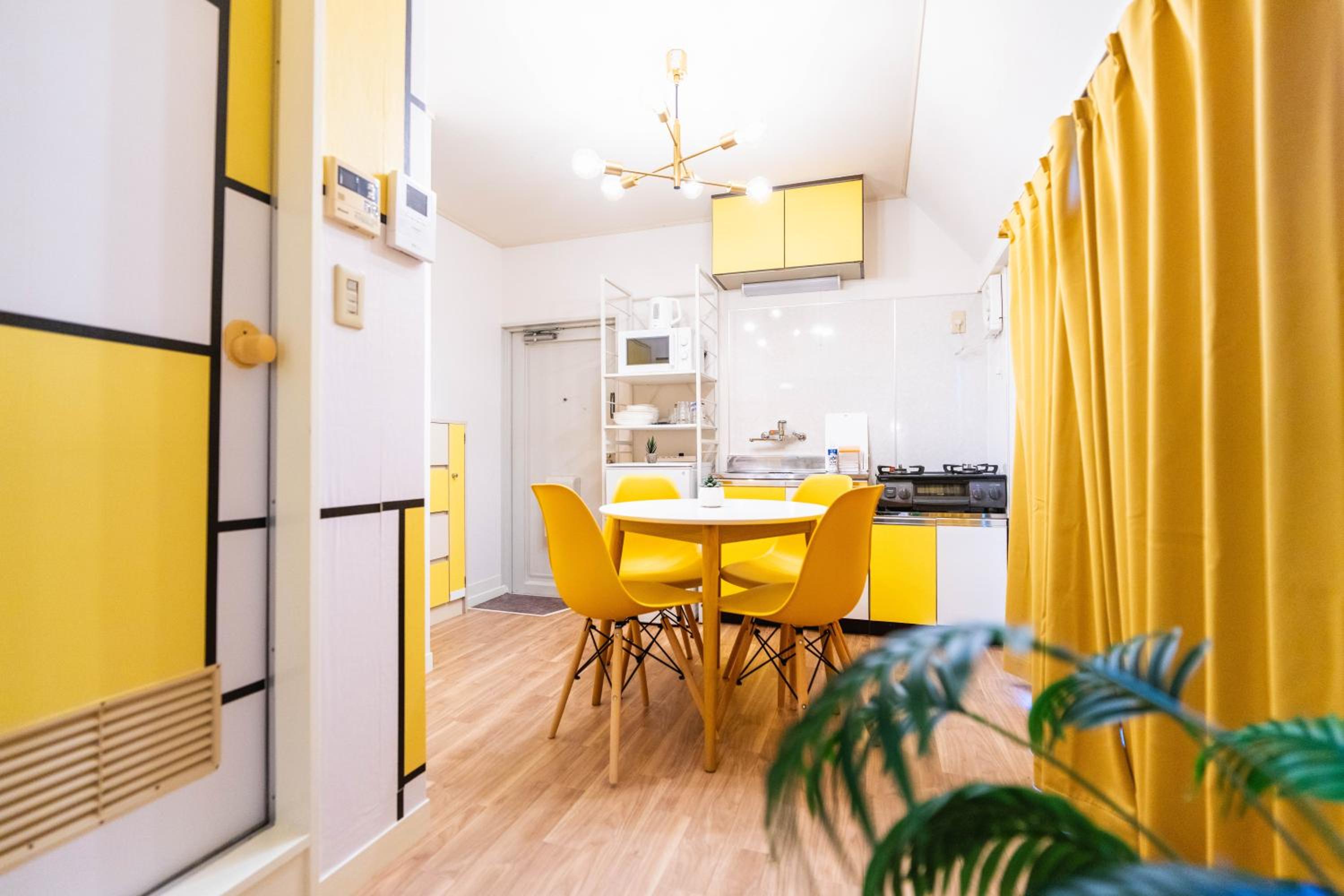 LEON RESORT HOTEL Max 9 people 3 min taxi Ikebukuro Station Tiffany Blue yellow Room 最大9名 池袋
