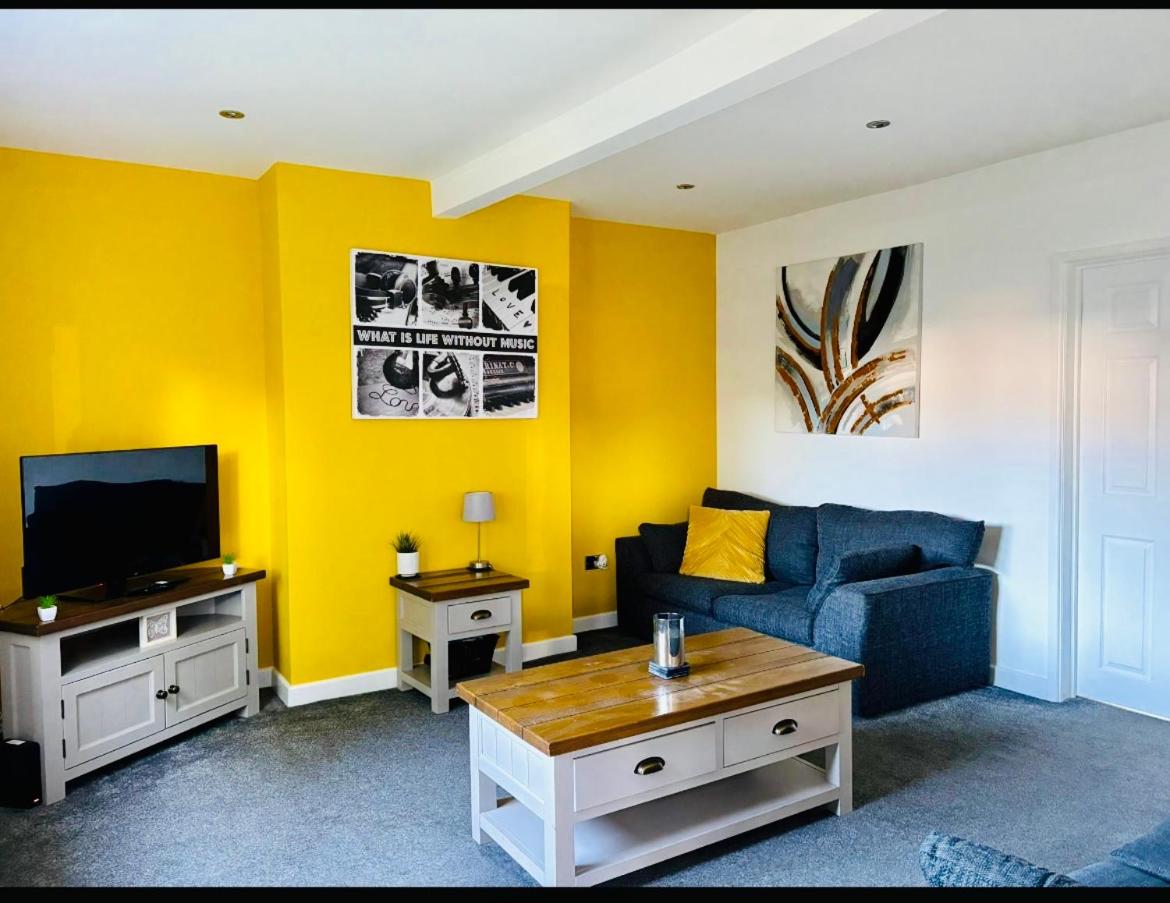 Halford House 3 Bed Town Centre Home from Home with Parking for 2 cars Prime Location Tamworth