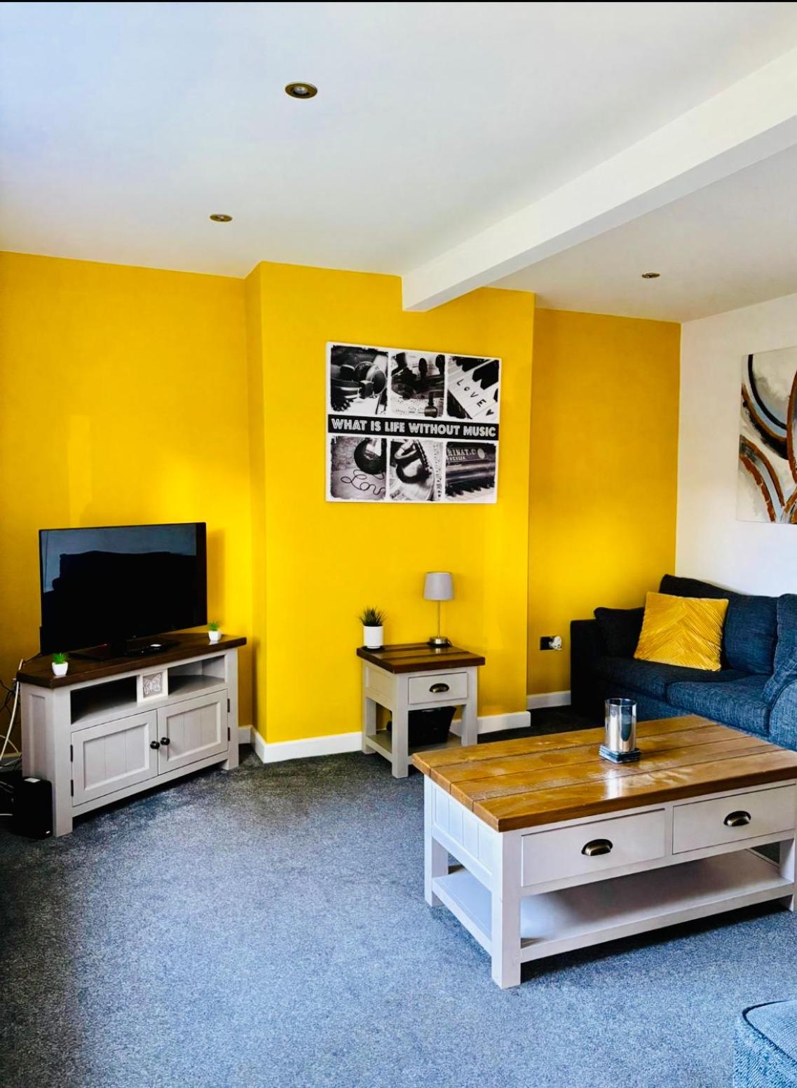 Halford House 3 Bed Town Centre Home from Home with Parking for 2 cars Prime Location Tamworth