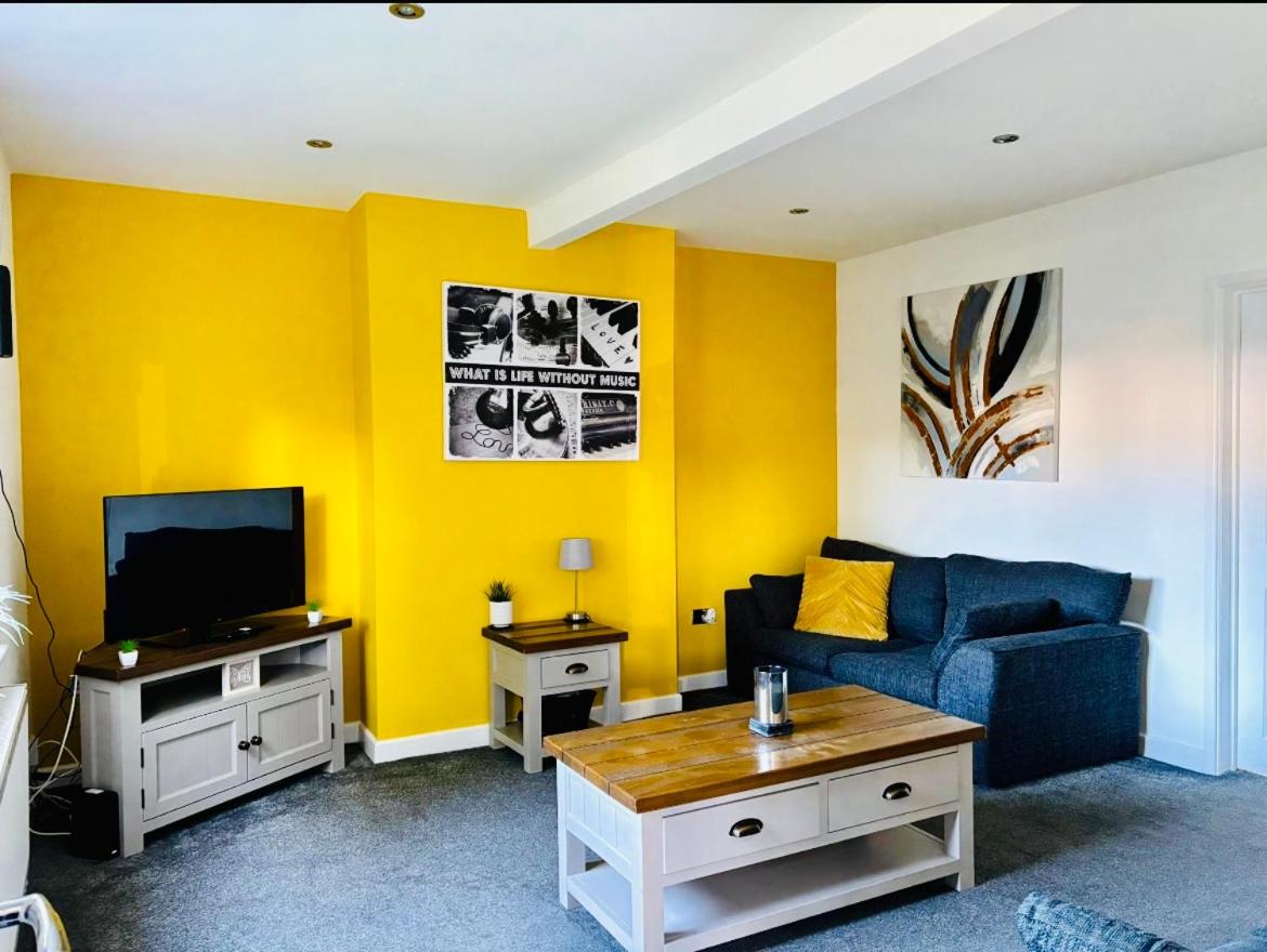 Halford House 3 Bed Town Centre Home from Home with Parking for 2 cars Prime Location Tamworth