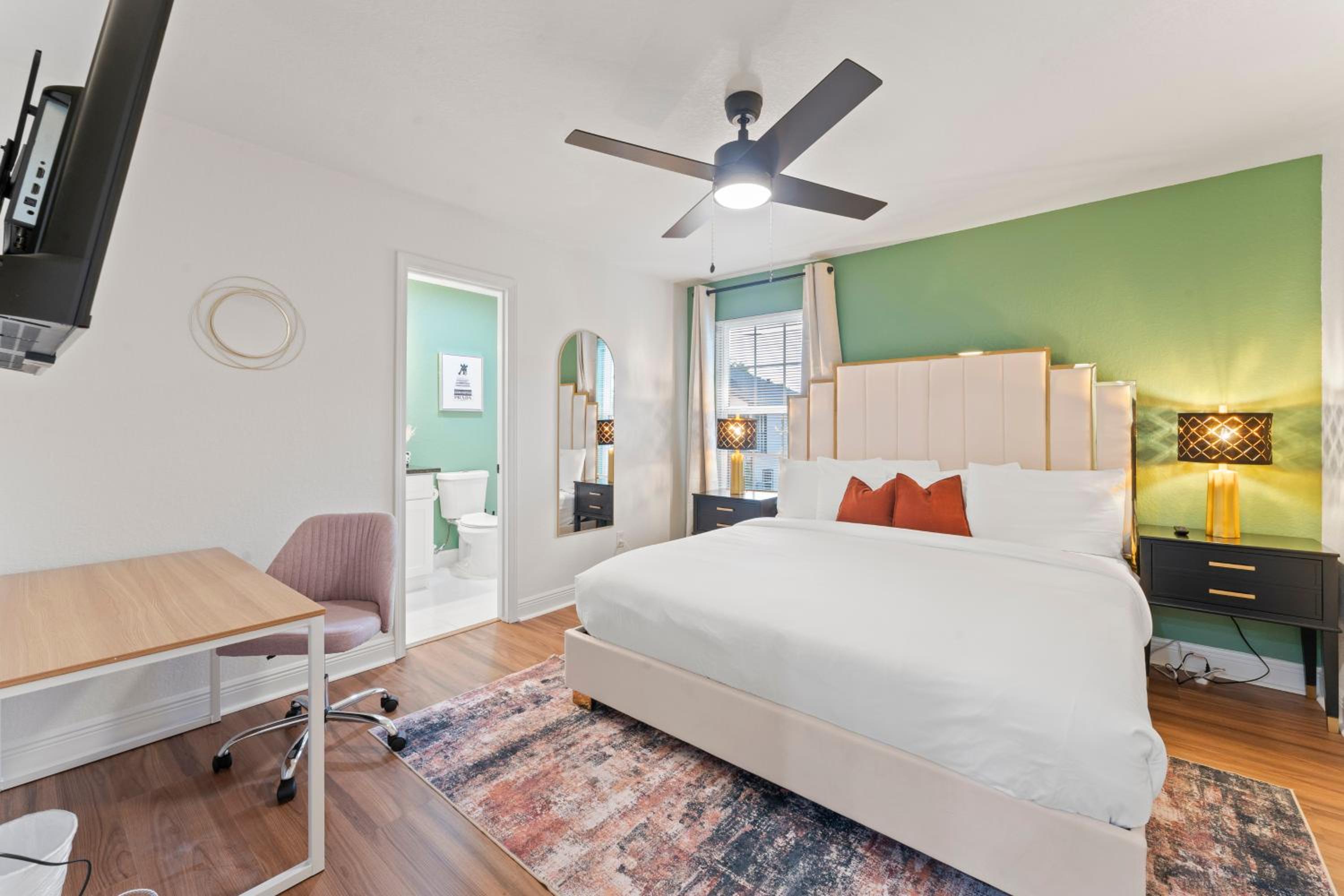NRG MedCenter Luxe 2BD Home w FencedYard WasherDryer Pet Friendly