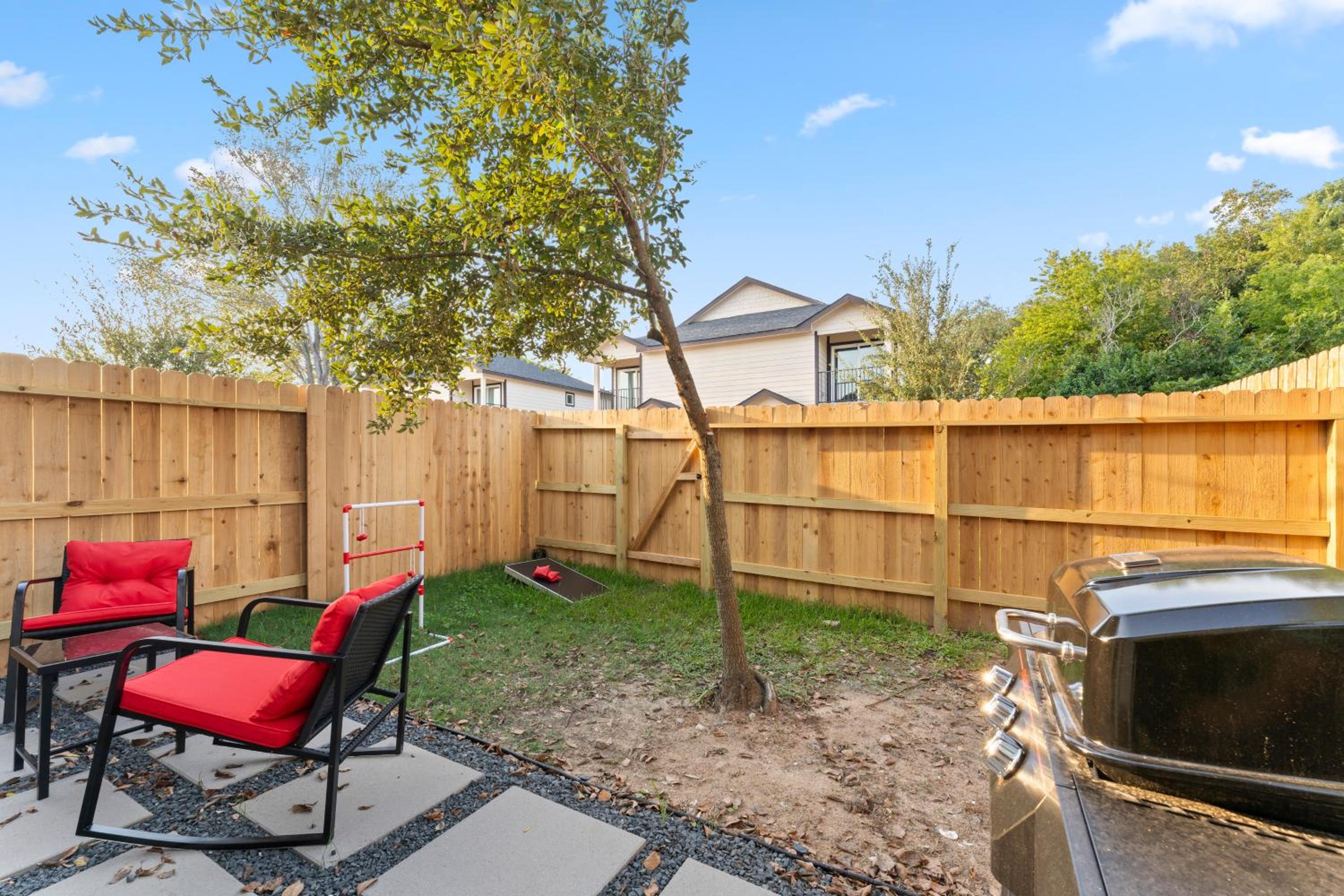 NRG MedCenter Luxe 2BD Home w FencedYard WasherDryer Pet Friendly