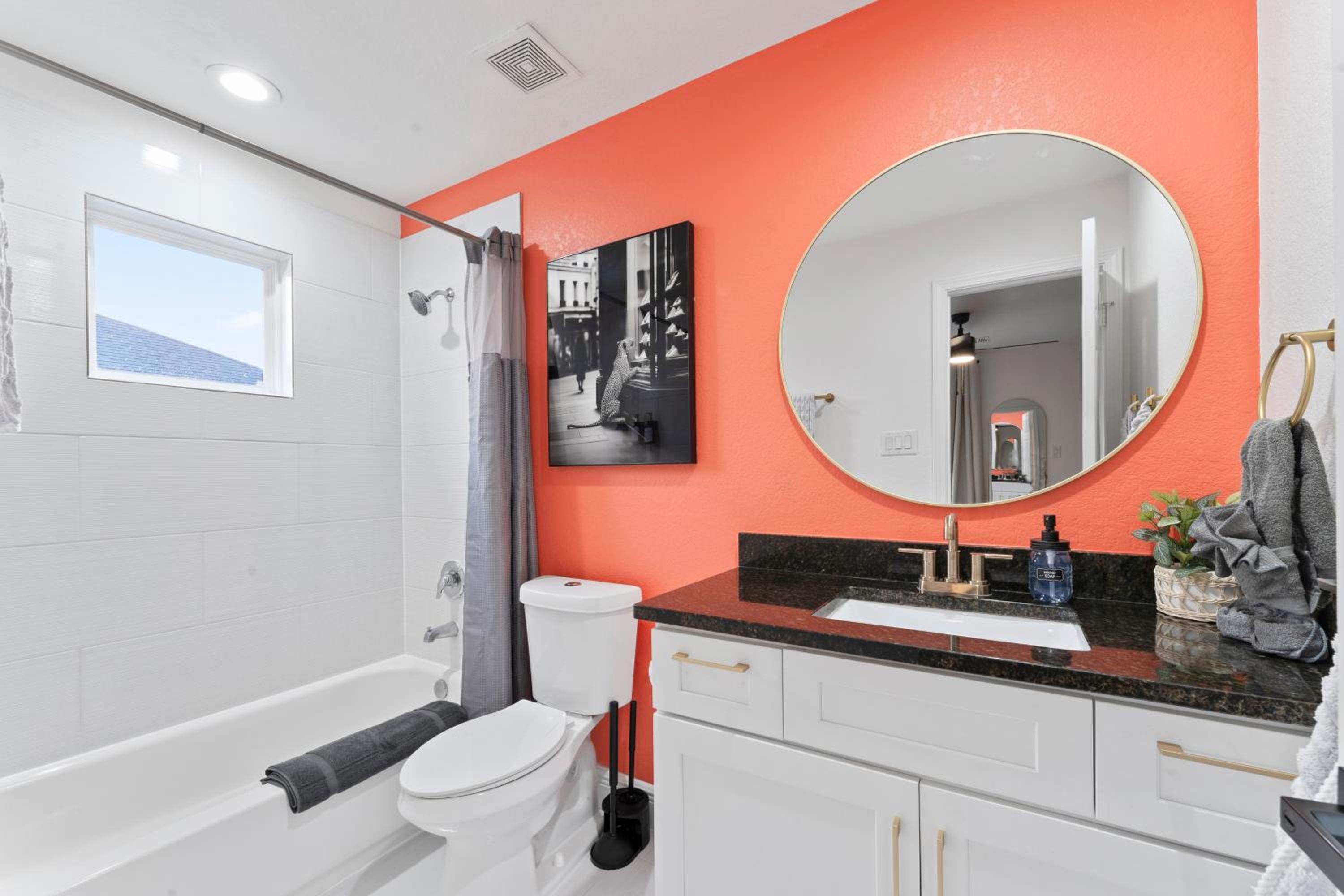 NRG MedCenter Luxe 2BD Home w FencedYard WasherDryer Pet Friendly