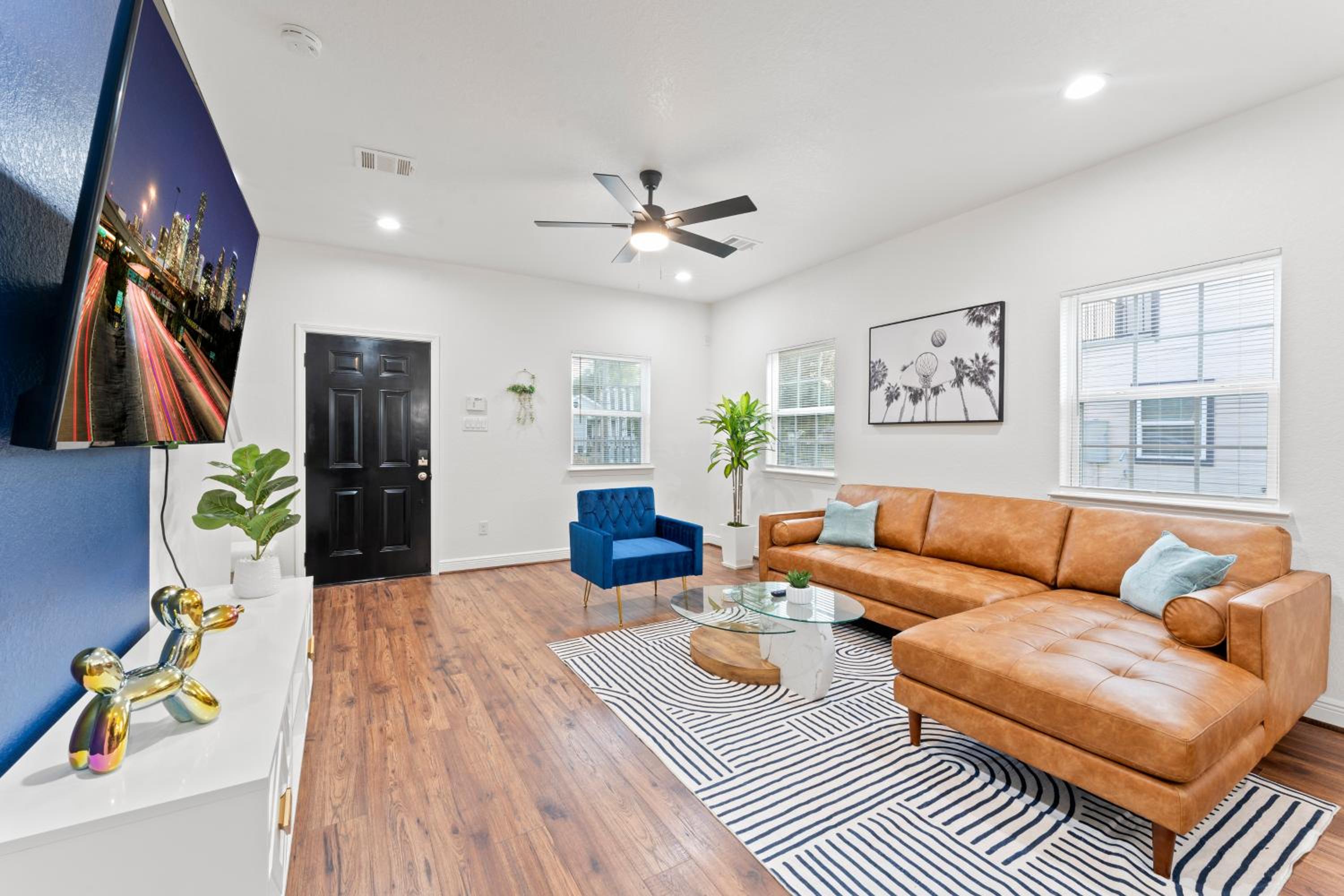 NRG MedCenter Luxe 2BD Home w FencedYard WasherDryer Pet Friendly