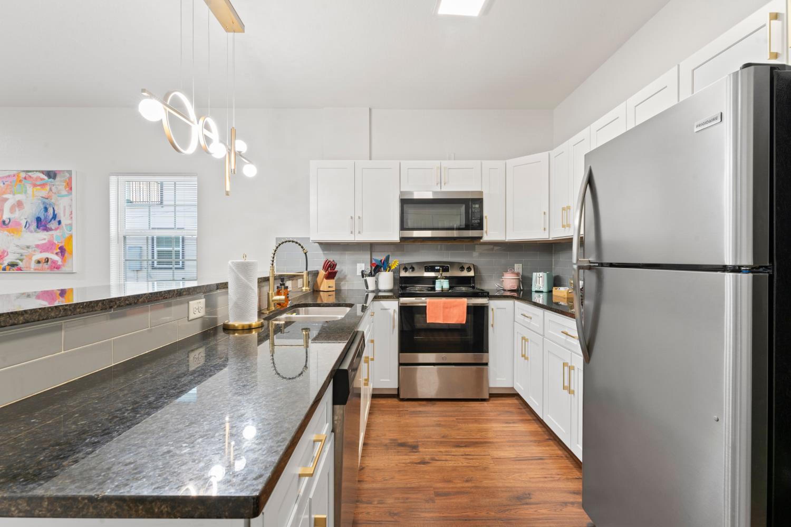 NRG MedCenter Luxe 2BD Home w FencedYard WasherDryer Pet Friendly
