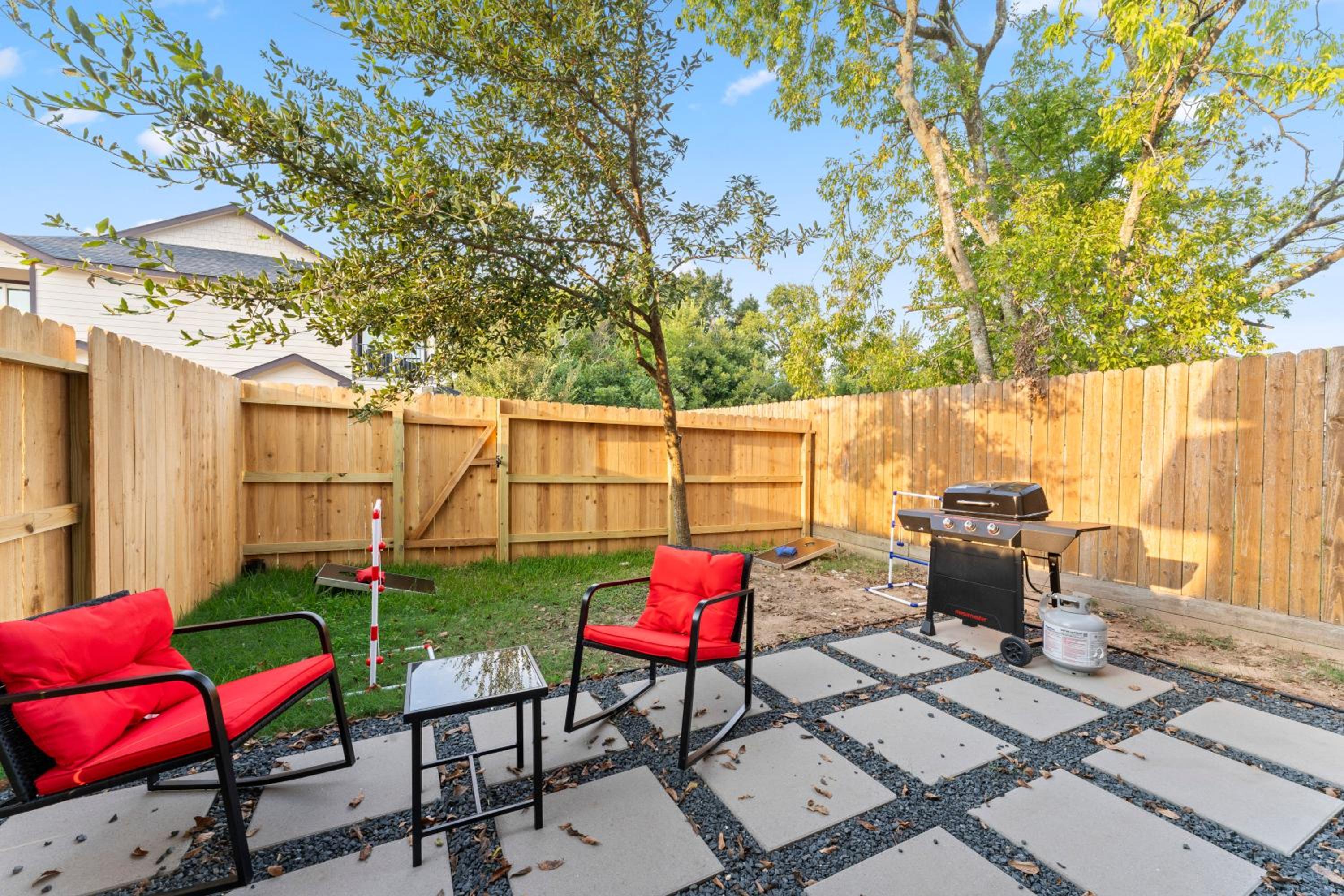 NRG MedCenter Luxe 2BD Home w FencedYard WasherDryer Pet Friendly