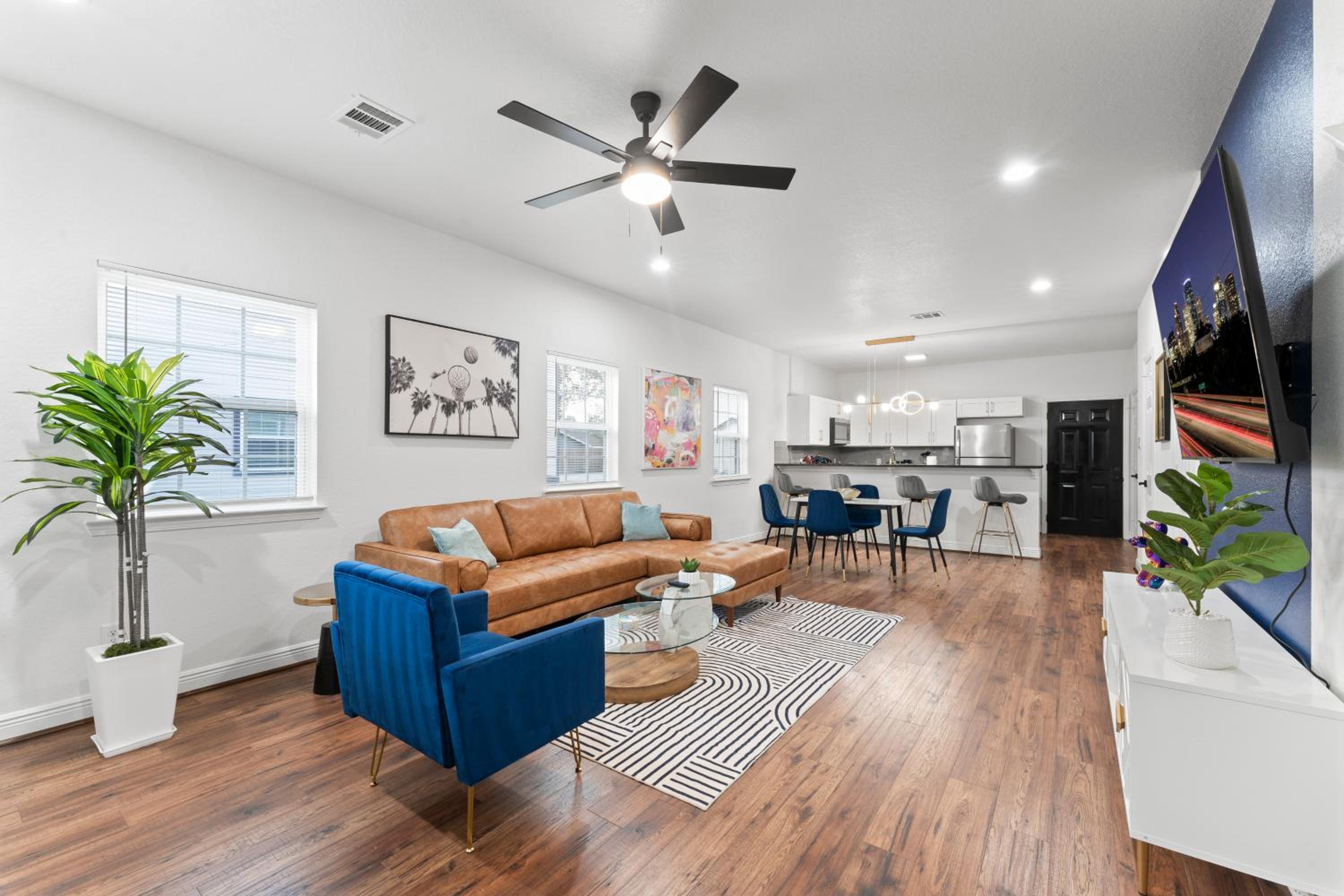 NRG MedCenter Luxe 2BD Home w FencedYard WasherDryer Pet Friendly