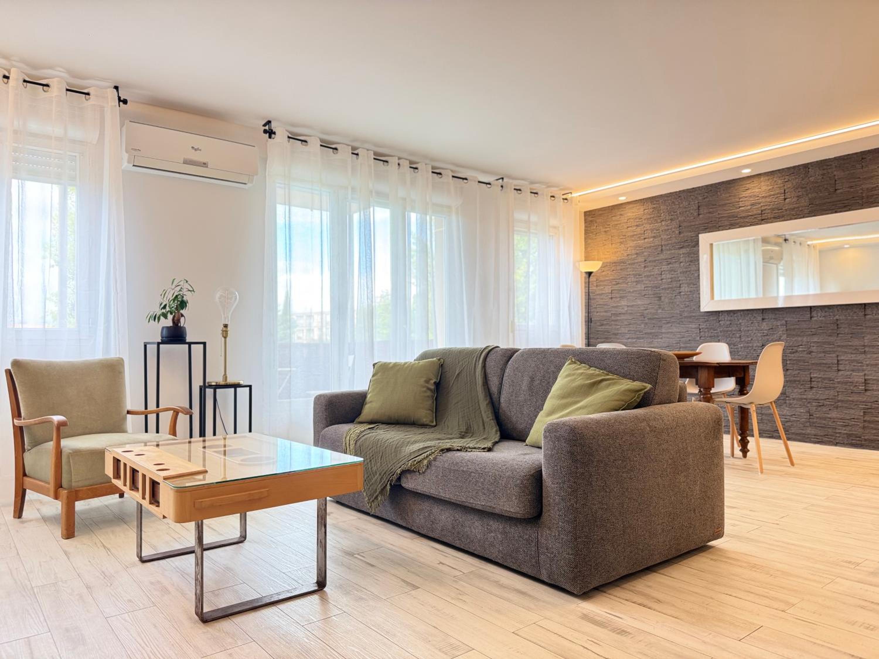 LA PROVENCE - stylish & spacious apartment with pool & private parking near Avignon, TRAVELLER AWARD 2026