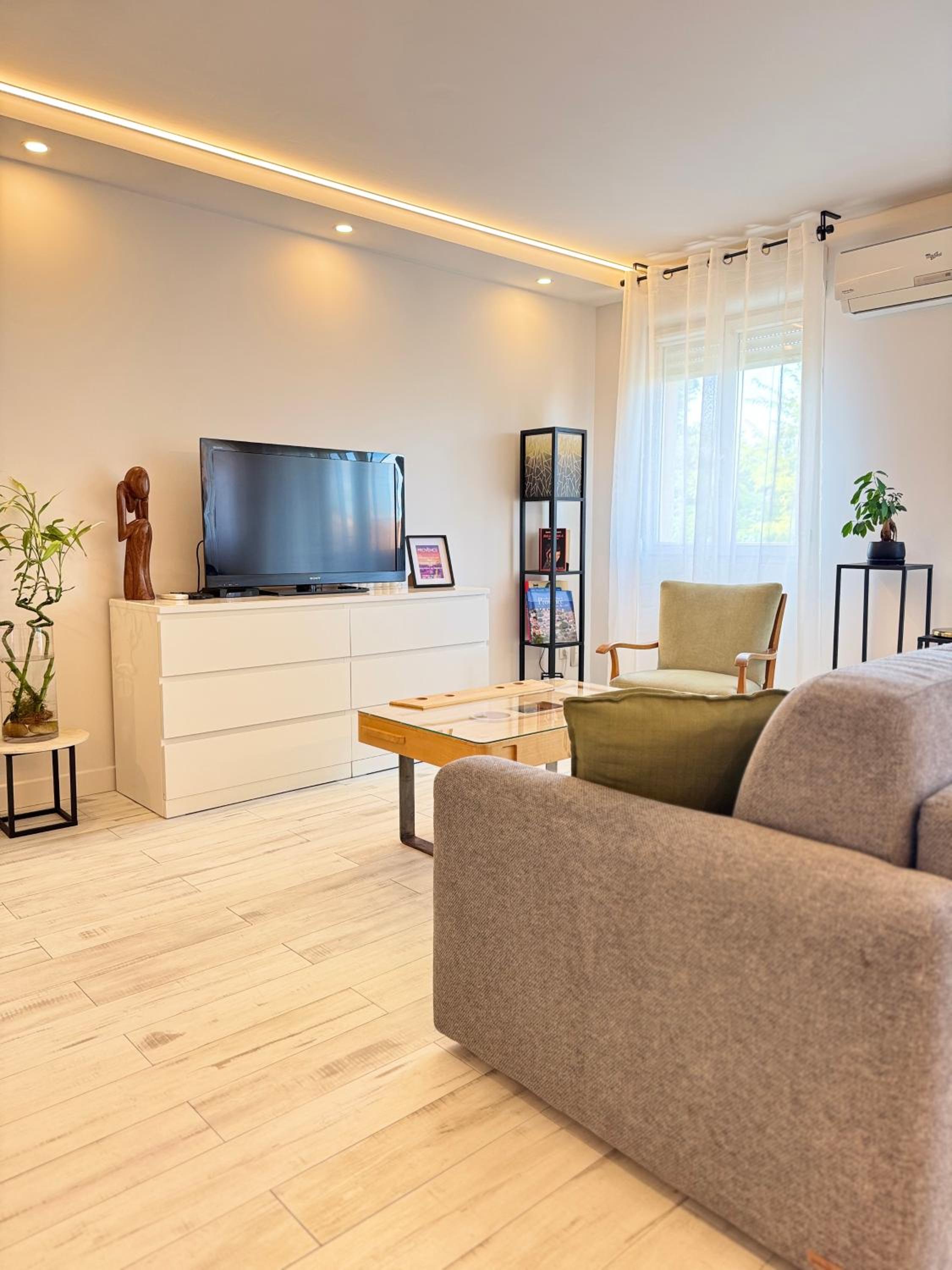LA PROVENCE - stylish & spacious apartment with pool & private parking near Avignon, TRAVELLER AWARD 2026