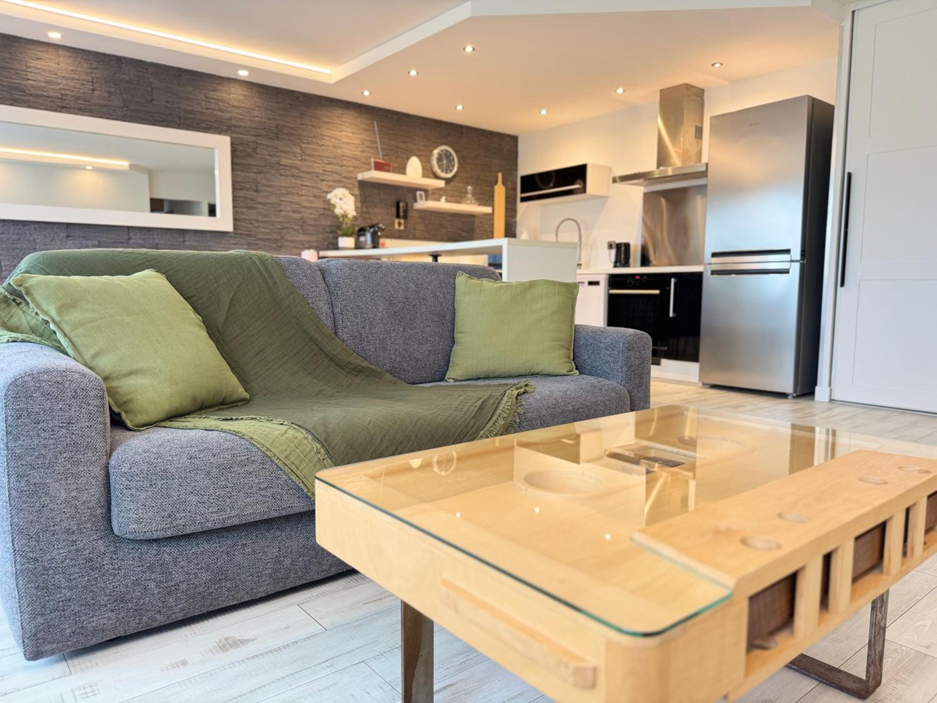 LA PROVENCE - stylish & spacious apartment with pool & private parking near Avignon, TRAVELLER AWARD 2026