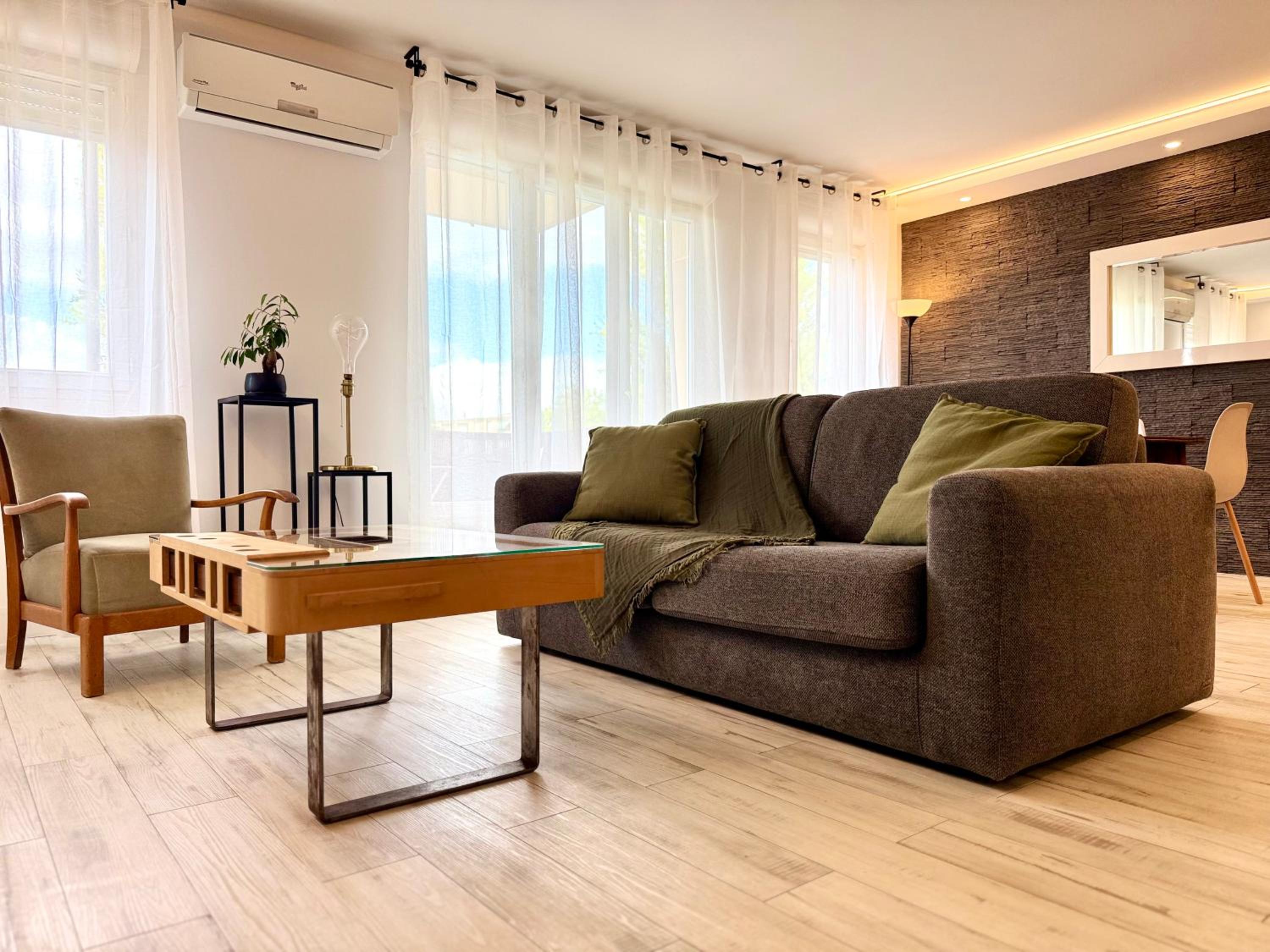 LA PROVENCE - stylish & spacious apartment with pool & private parking near Avignon, TRAVELLER AWARD 2026