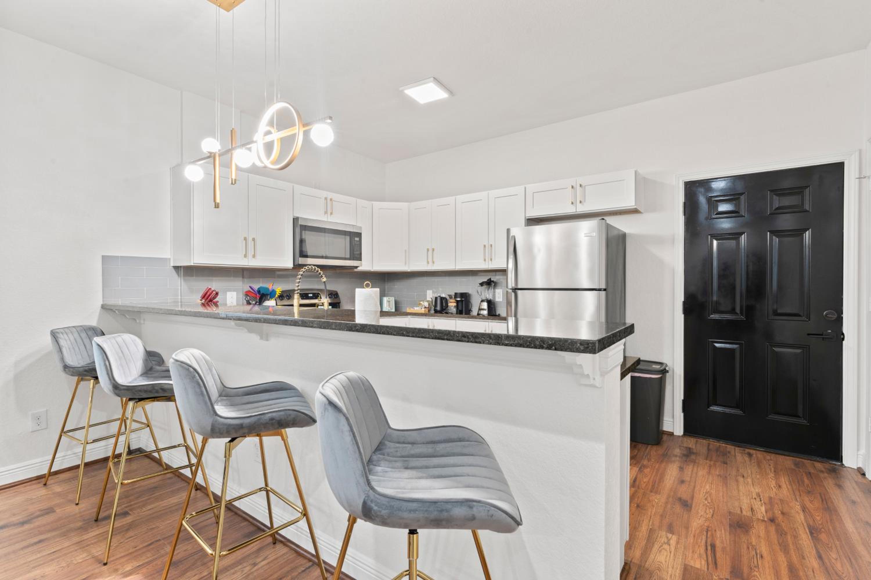 NRG MedCenter Luxe 4BD Home w FencedYard WasherDryer Pet Friendly