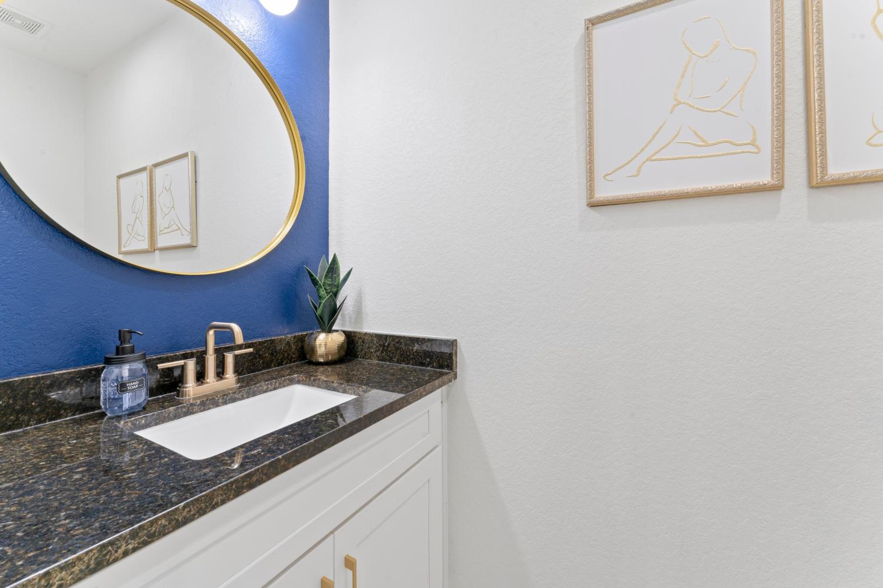 NRG MedCenter Luxe 4BD Home w FencedYard WasherDryer Pet Friendly
