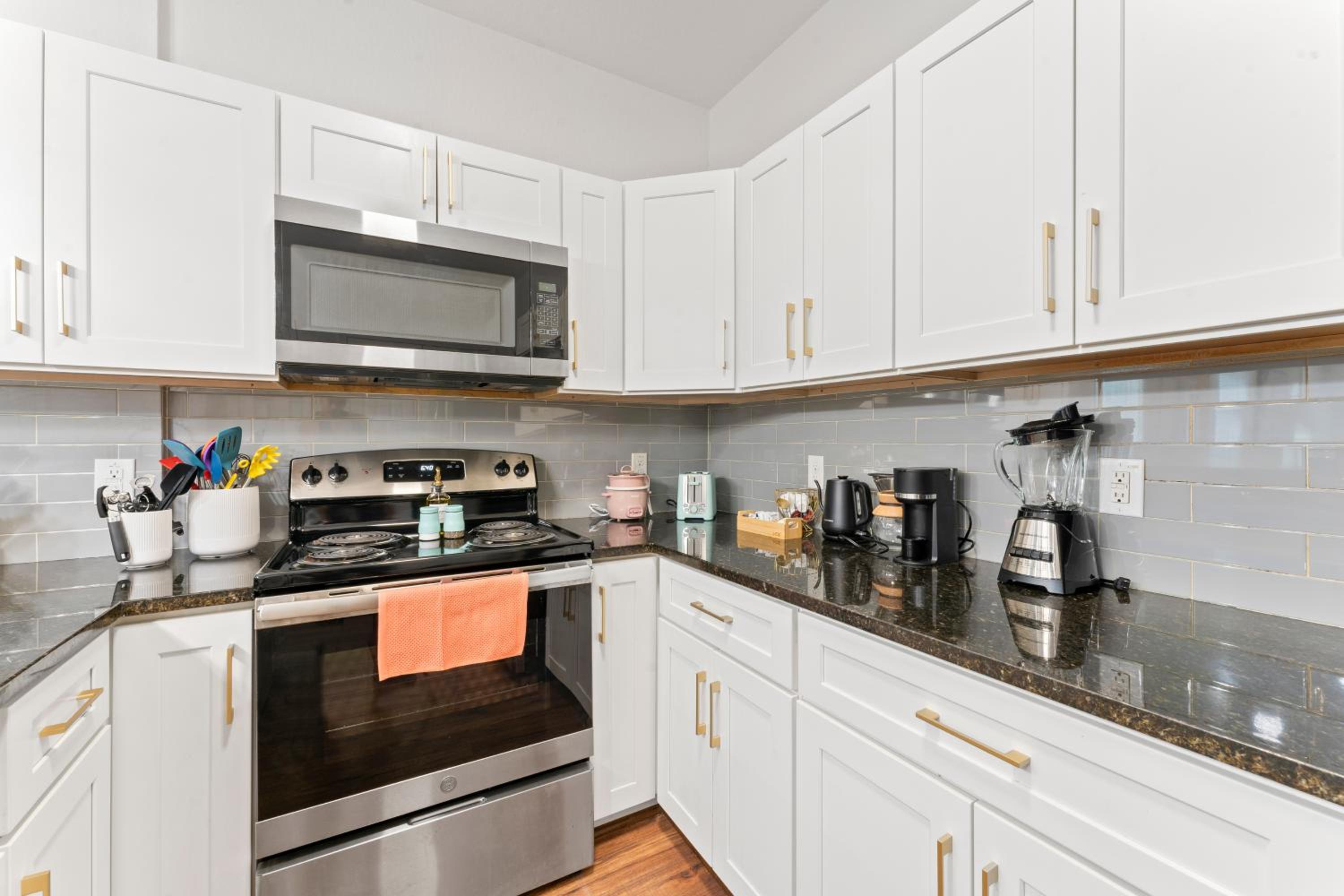 NRG MedCenter Luxe 4BD Home w FencedYard WasherDryer Pet Friendly