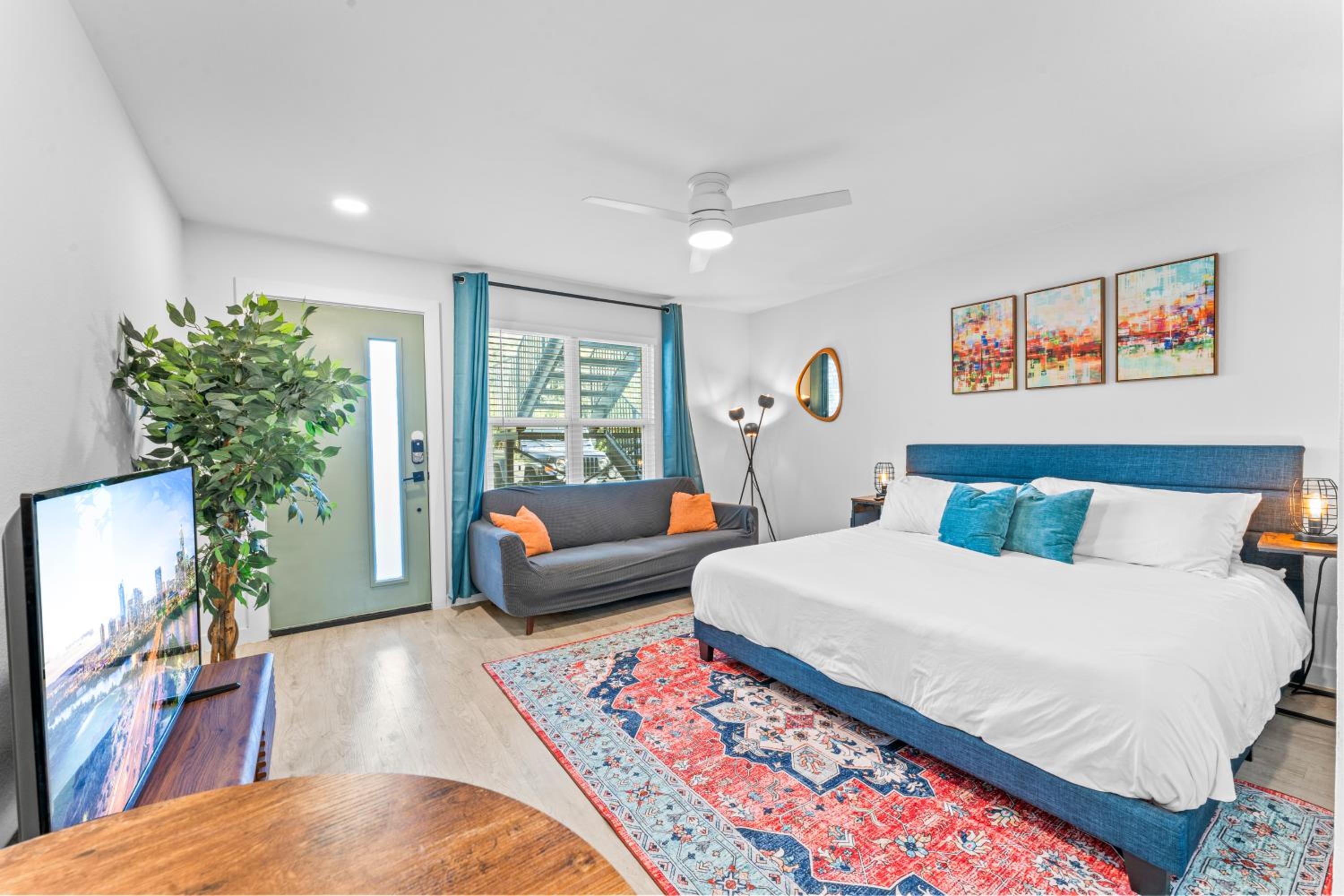 Prime SoCo boutique studios with laundry WiFi 7 Min to DT