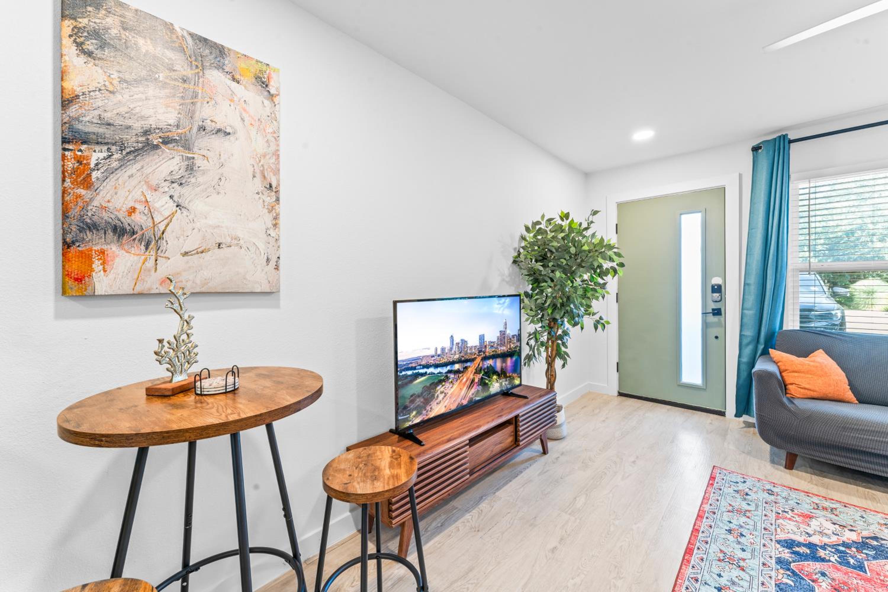 Prime SoCo boutique studios with laundry WiFi 7 Min to DT