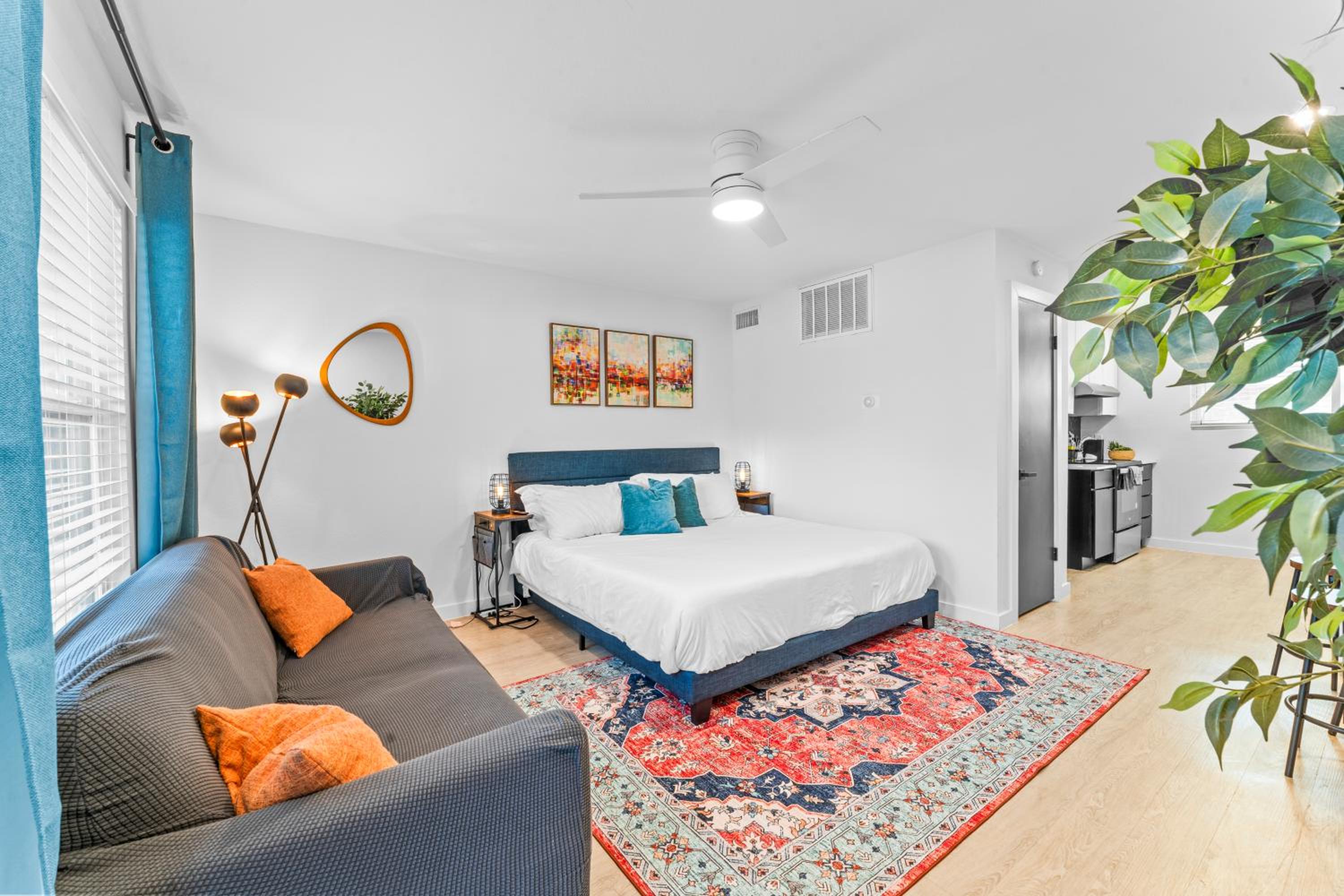 Prime SoCo boutique studios with laundry WiFi 7 Min to DT