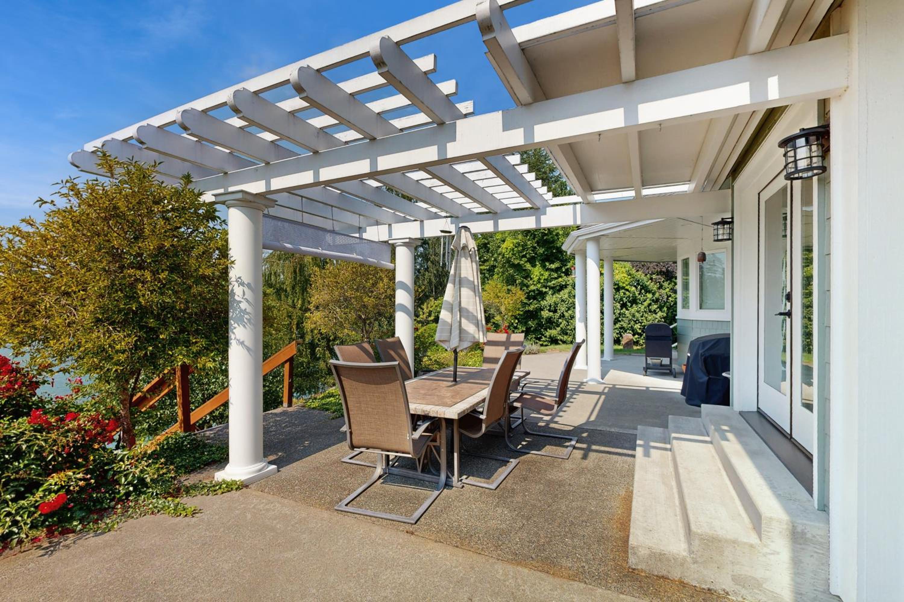 Patio and On-Site Fishing! Plummer Lake Escape