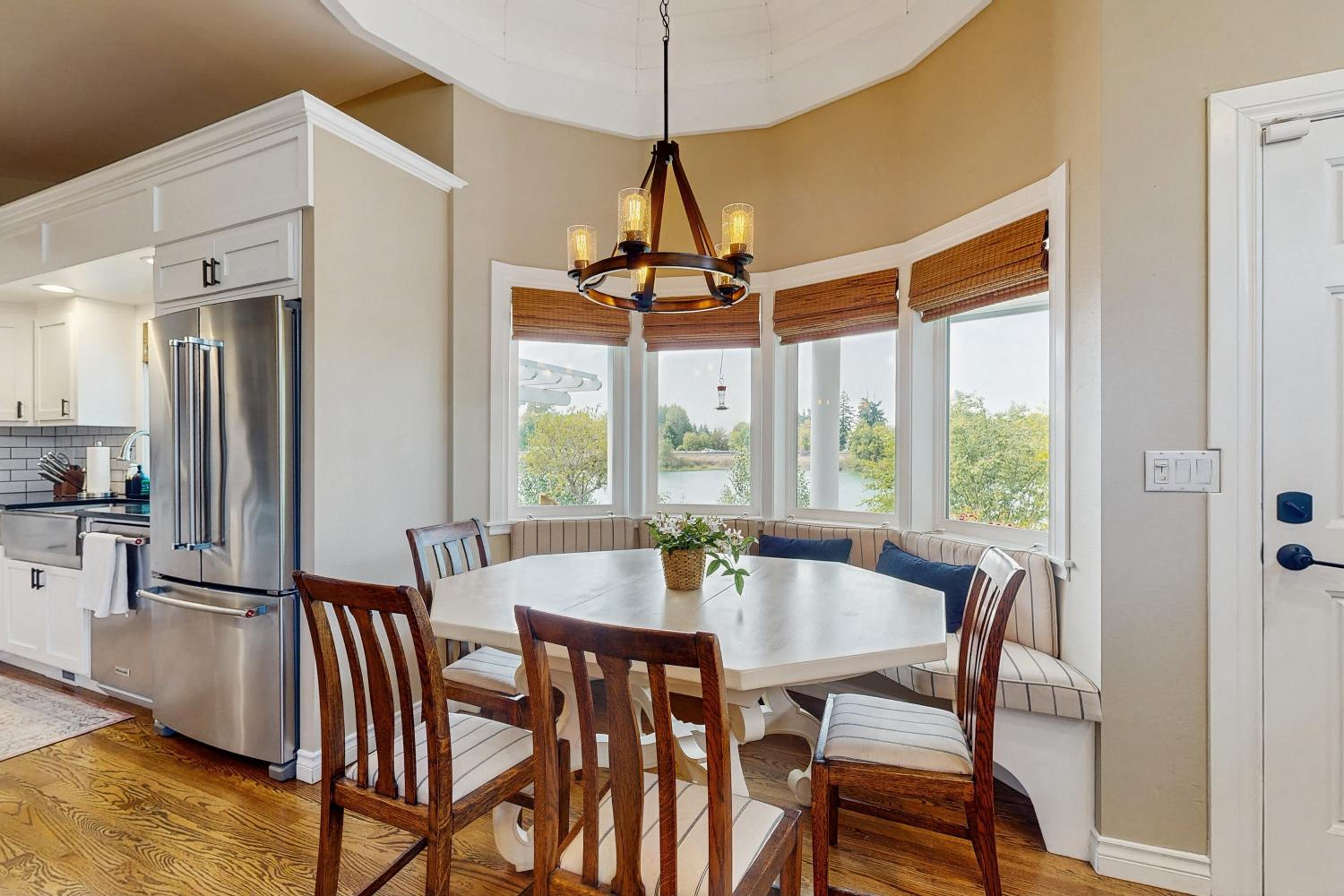Patio and On-Site Fishing! Plummer Lake Escape