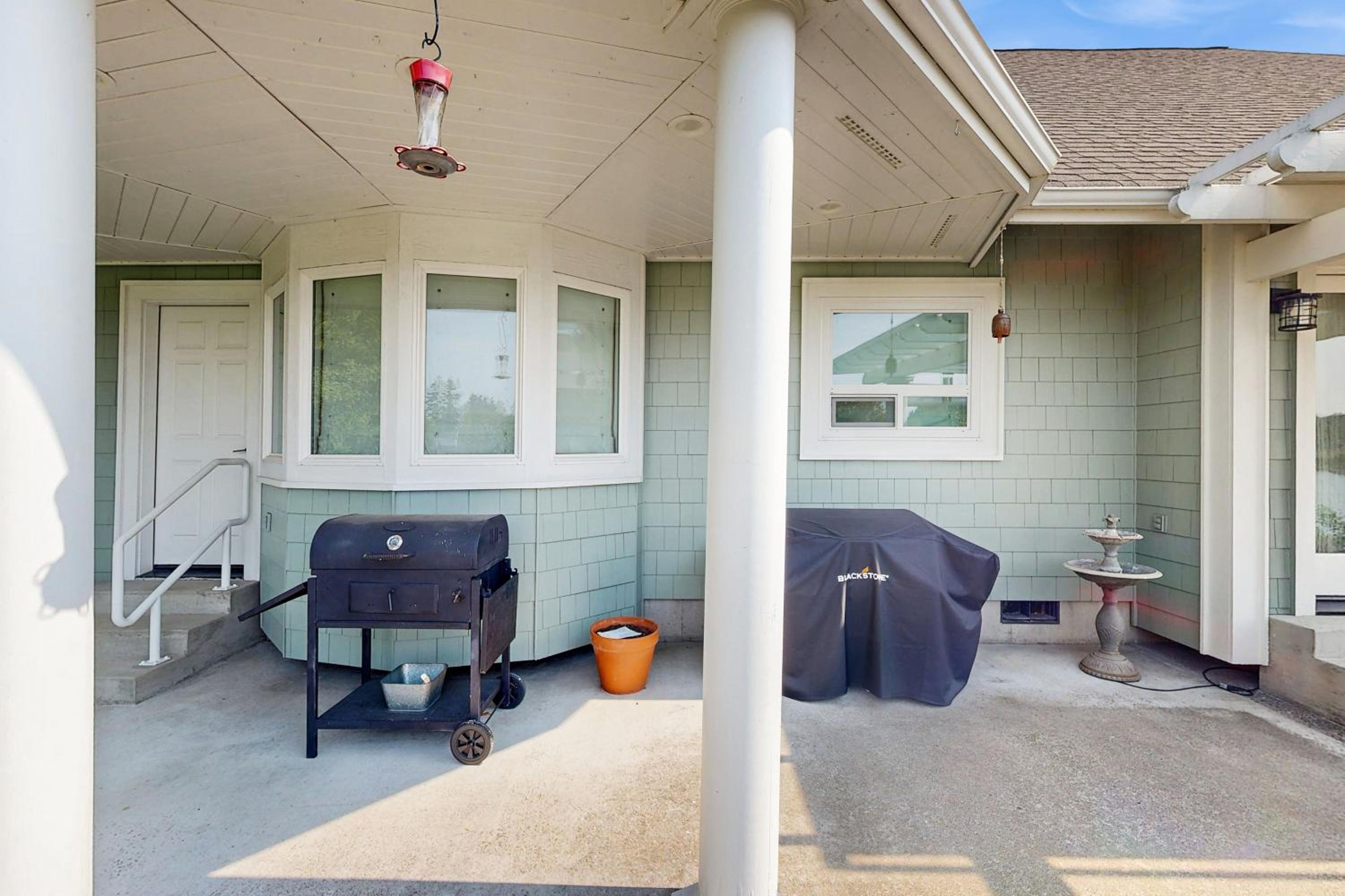 Patio and On-Site Fishing! Plummer Lake Escape