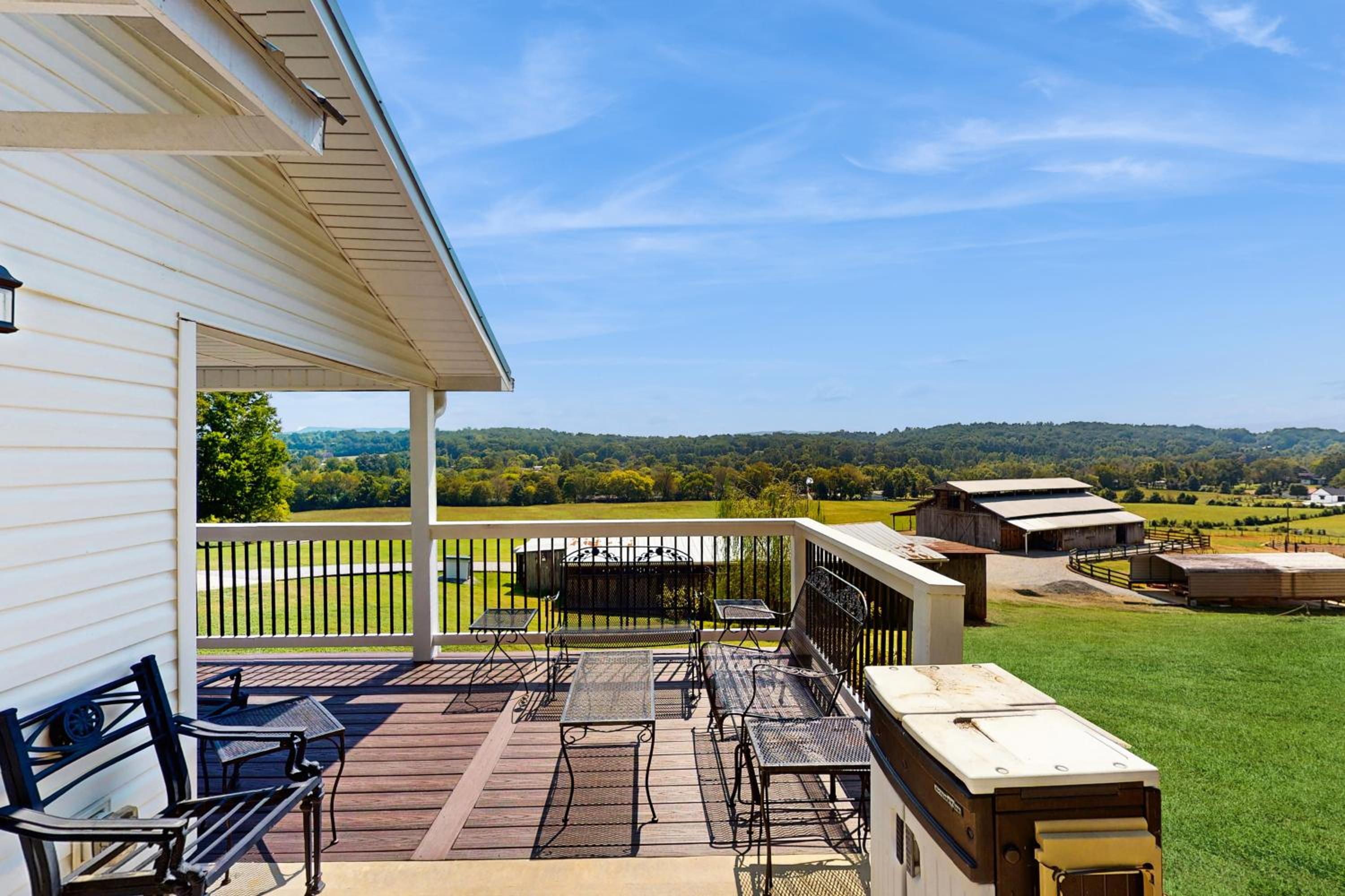 Mtn Views! Romantic Rural Retreat in Seymour