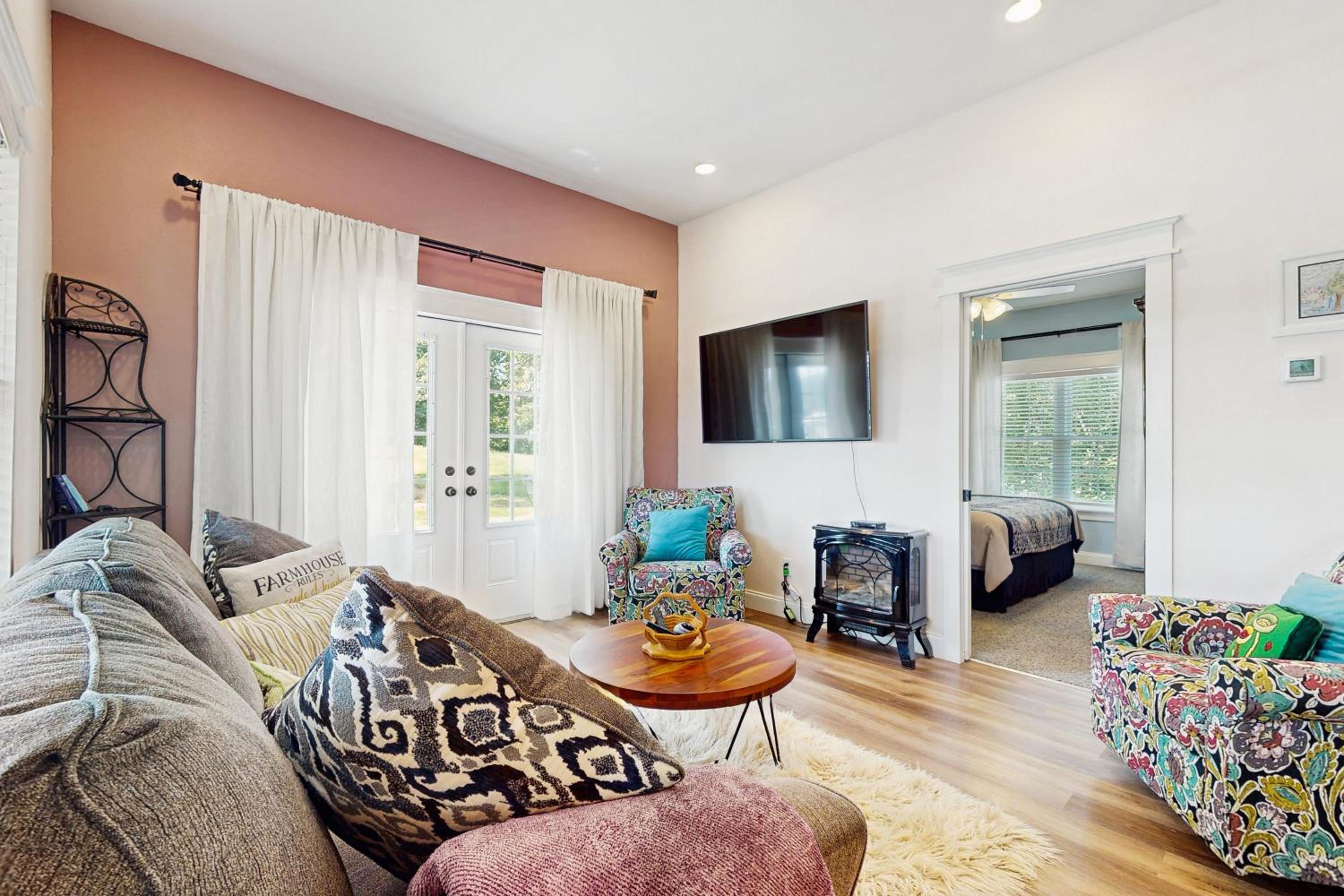 Mtn Views! Romantic Rural Retreat in Seymour