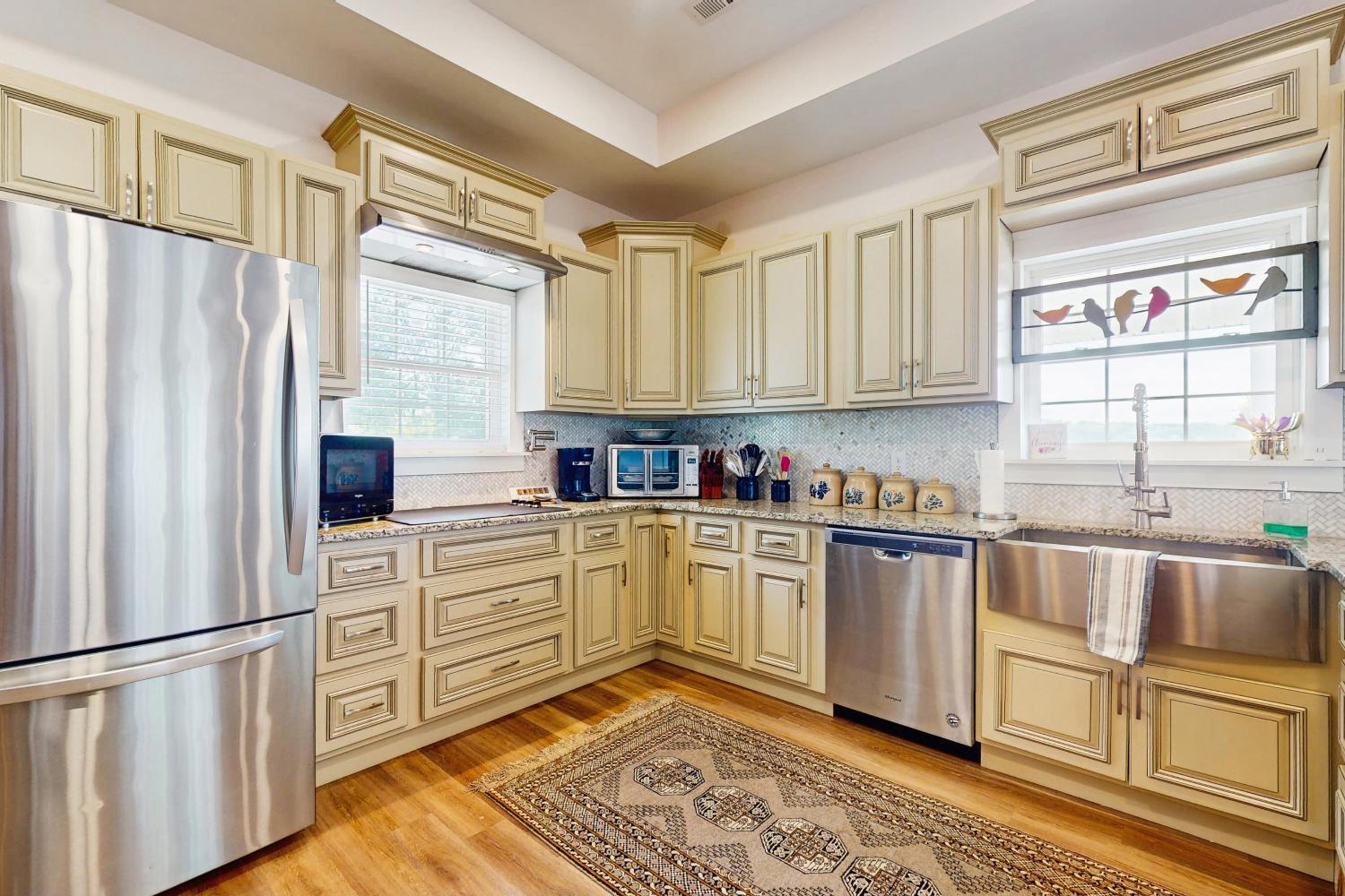 Mtn Views! Romantic Rural Retreat in Seymour
