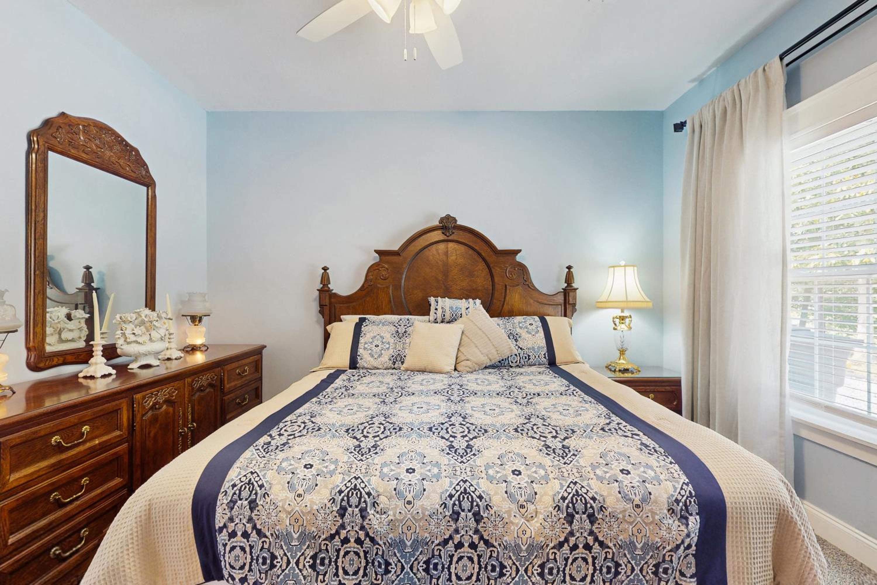 Mtn Views! Romantic Rural Retreat in Seymour