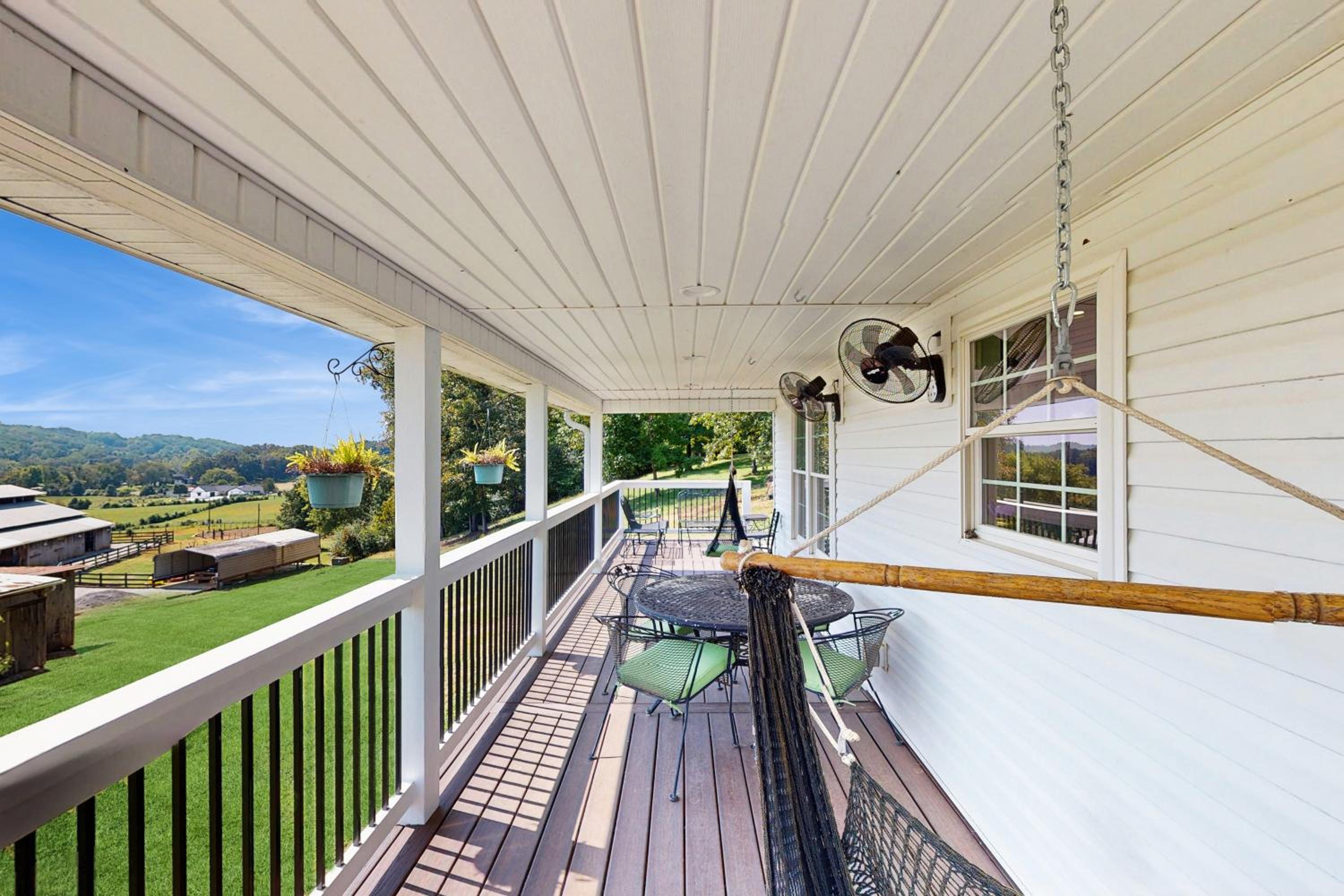 Mtn Views! Romantic Rural Retreat in Seymour