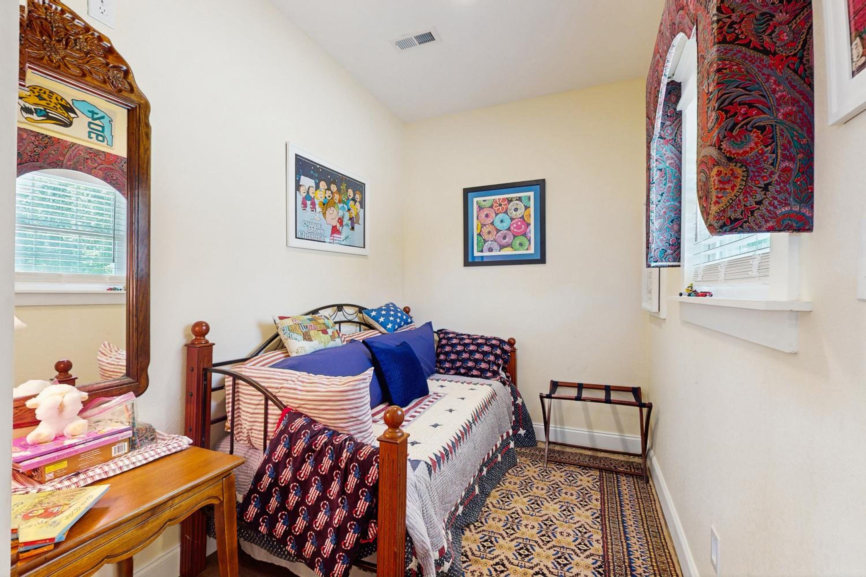 Mtn Views! Romantic Rural Retreat in Seymour