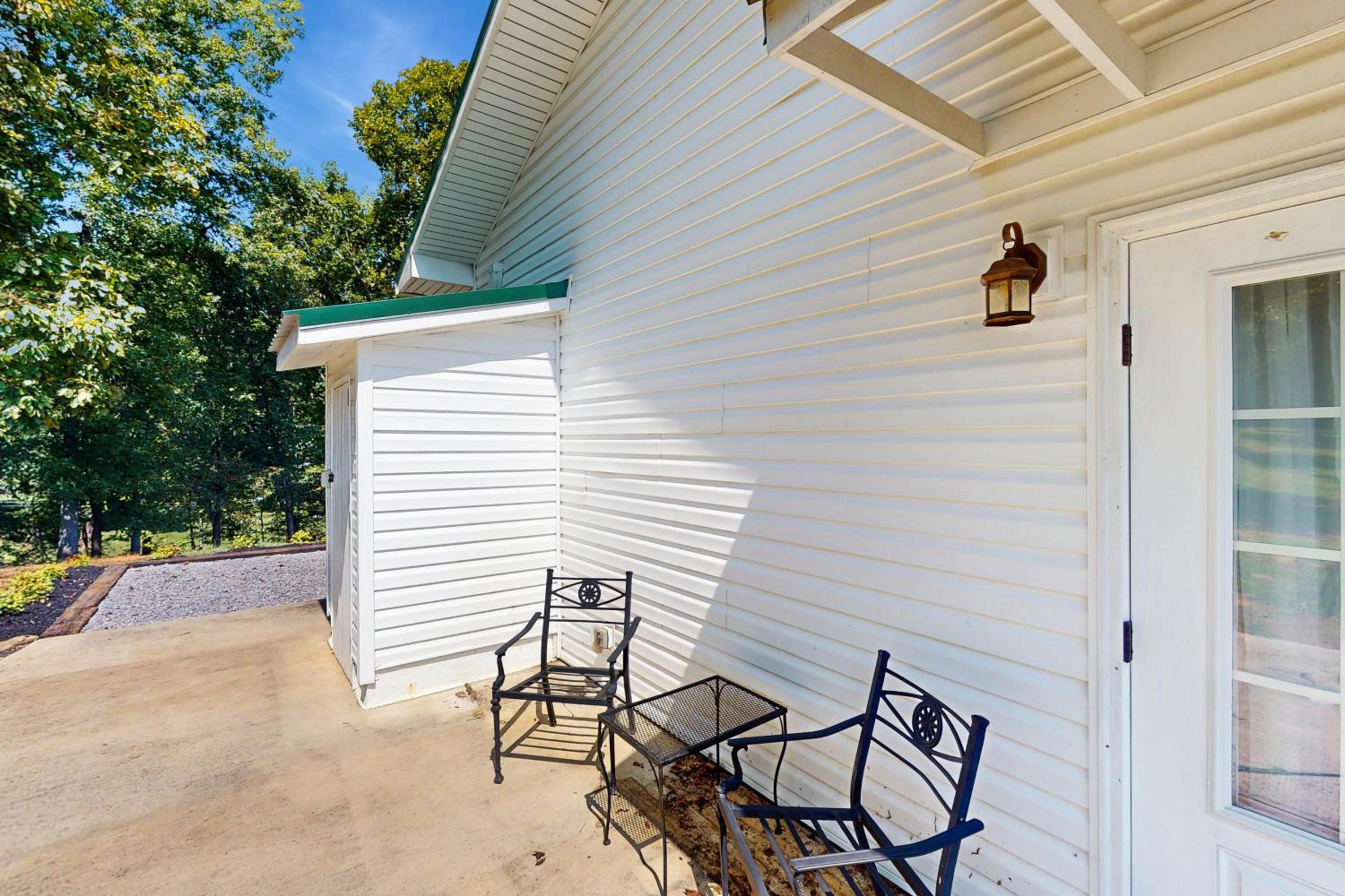 Mtn Views! Romantic Rural Retreat in Seymour