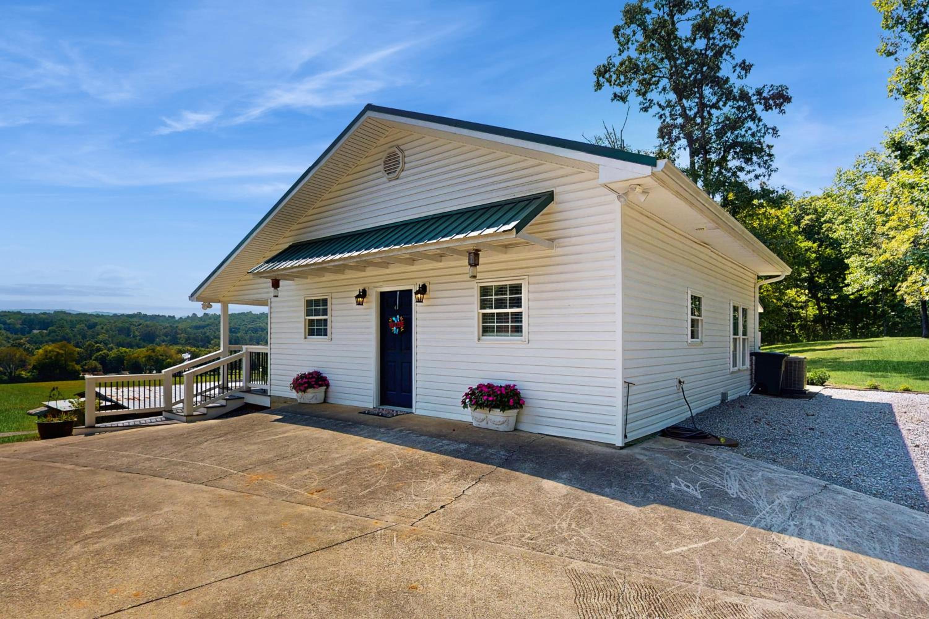Mtn Views! Romantic Rural Retreat in Seymour
