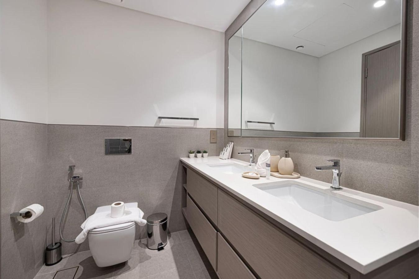 Luxury 4BR Burj View Steps from Dubai Mall