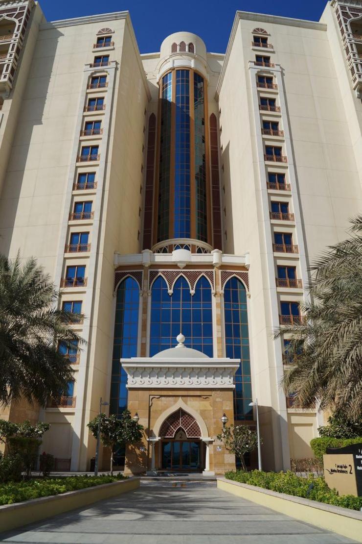 PJ- Premium Palm Jumeirah Apartment - Beachfront, Pool & Balcony